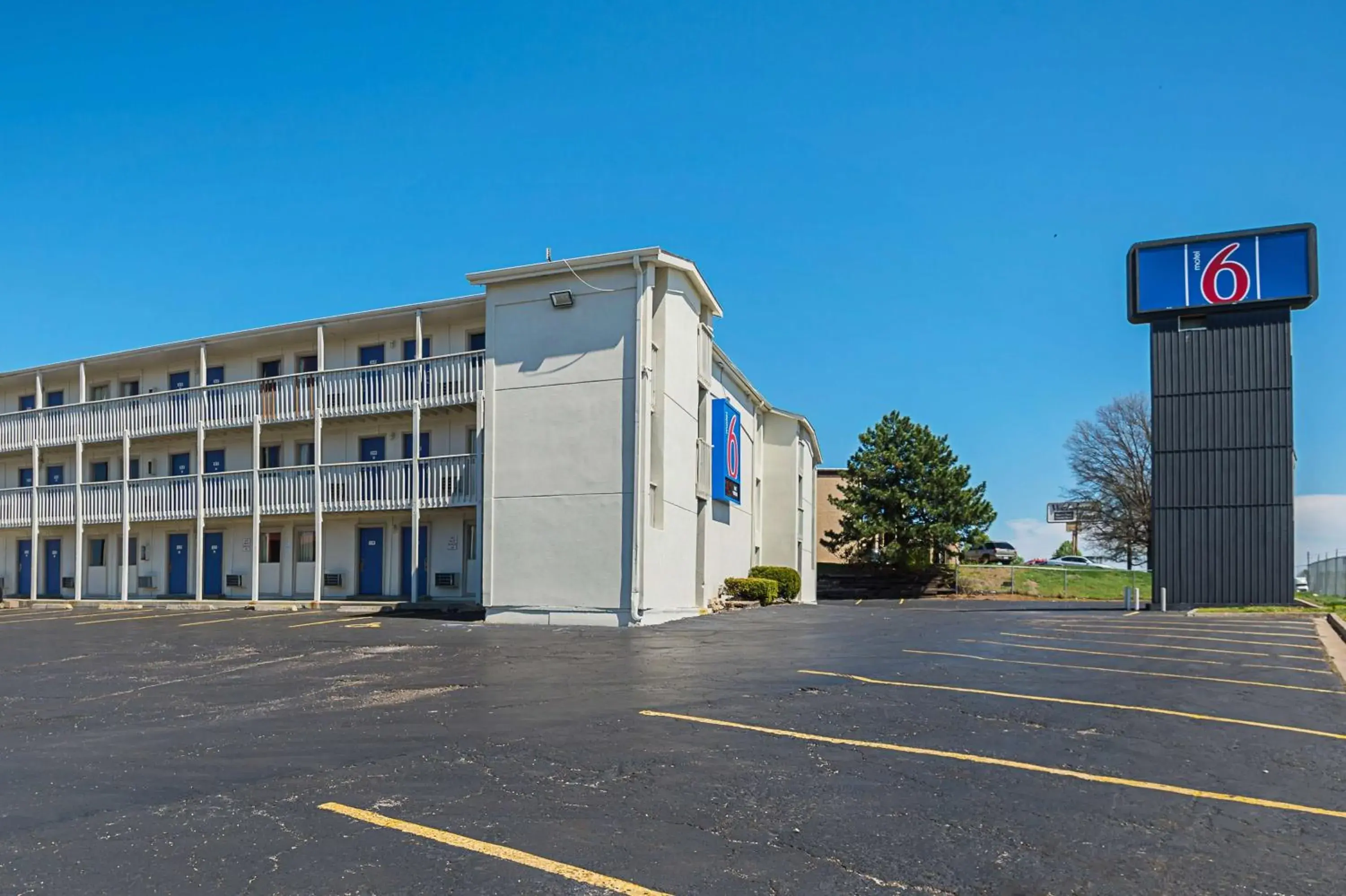 Property Building in Motel 6 Blue Springs, MO