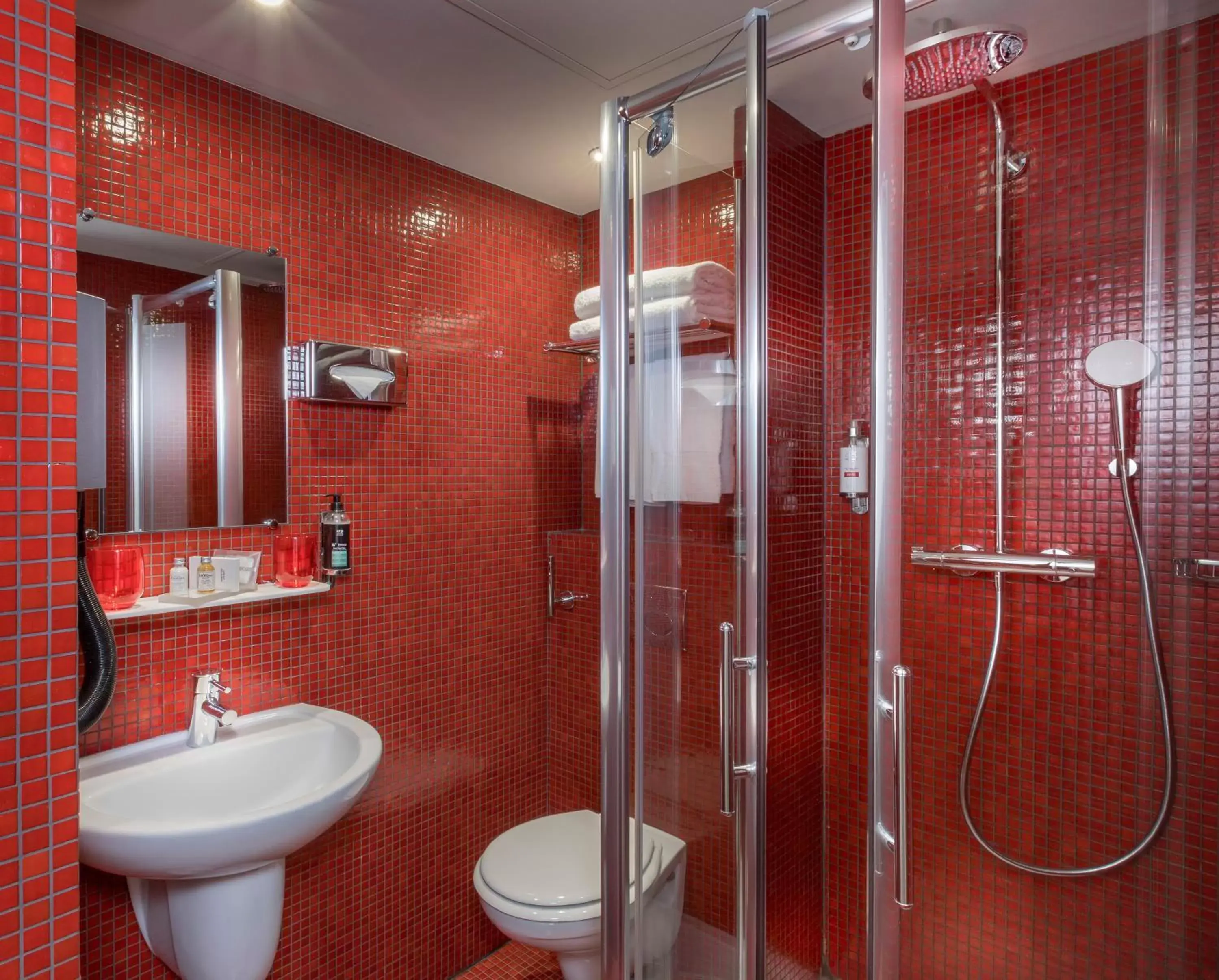 Shower, Bathroom in Gardette Park Hotel