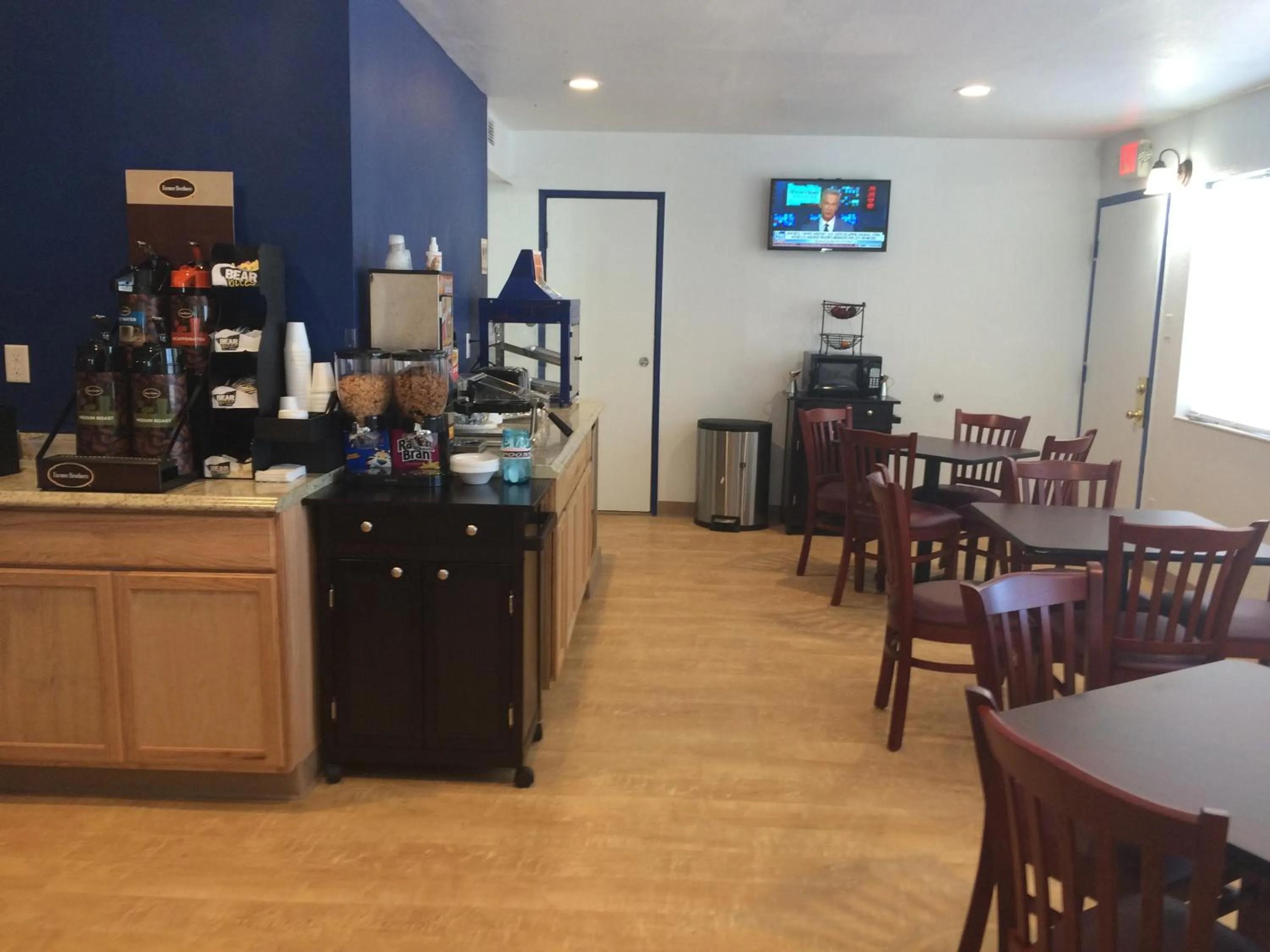 Communal lounge/ TV room in Travelodge by Wyndham Raton