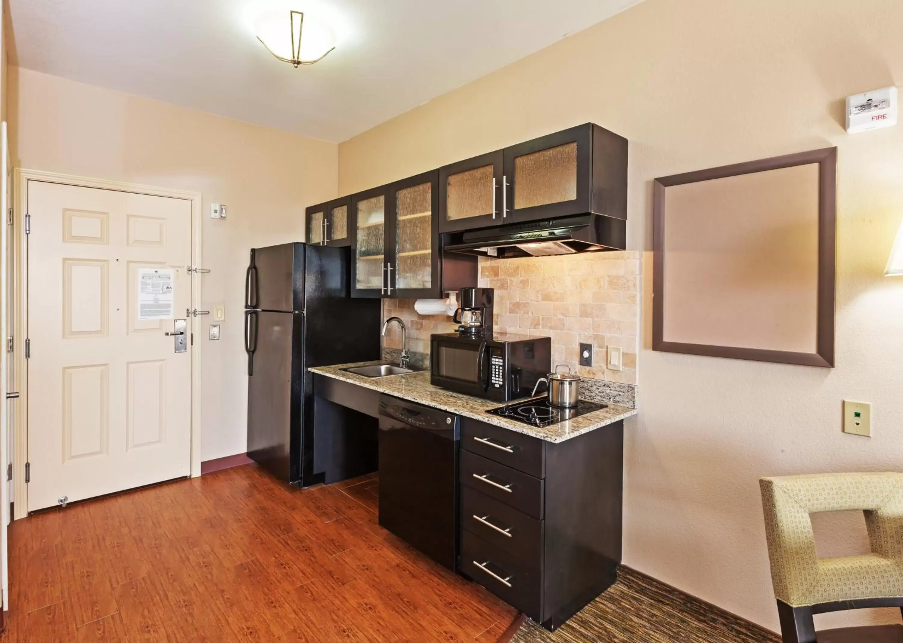 Photo of the whole room, Kitchen/Kitchenette in Candlewood Amarillo-Western Crossing, an IHG Hotel