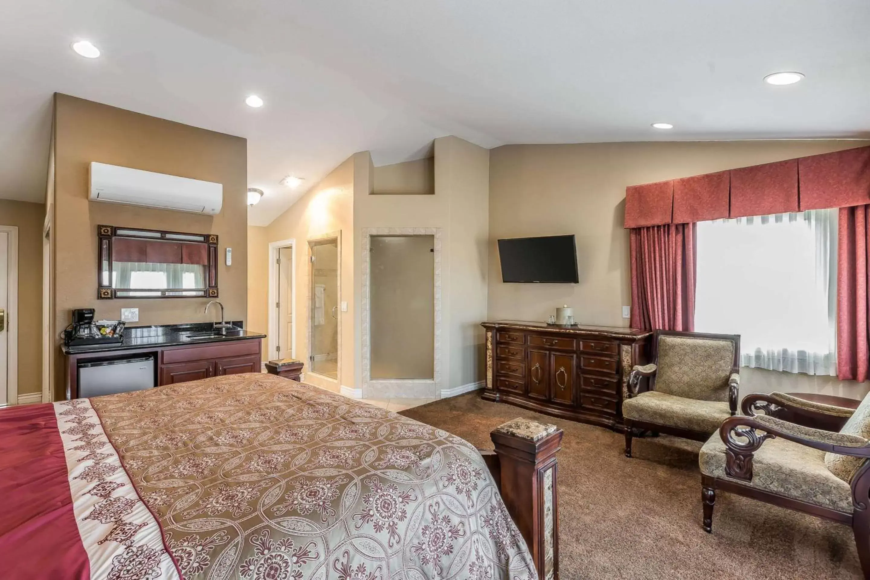 Photo of the whole room, TV/Entertainment Center in Econo Lodge Lake Elsinore Casino