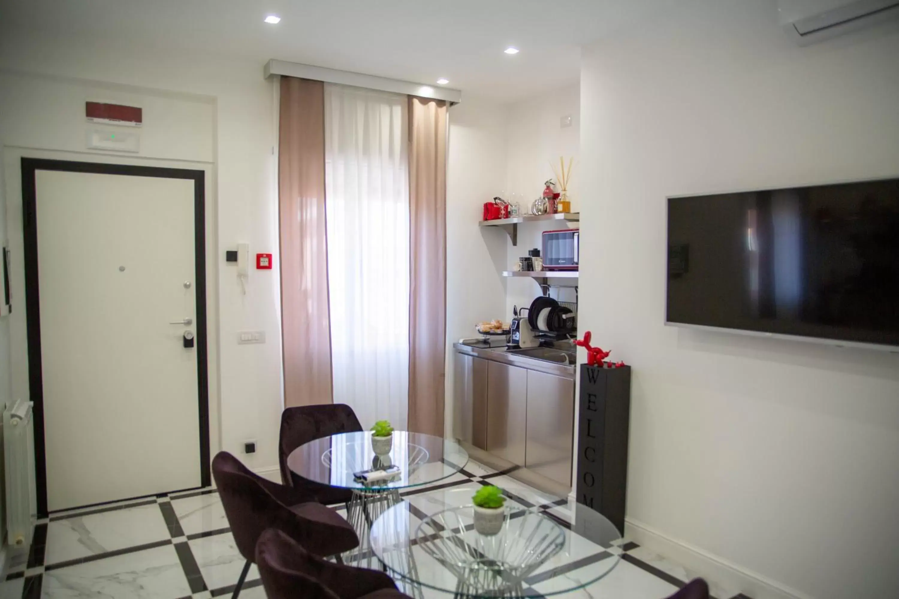 Communal lounge/ TV room, TV/Entertainment Center in Vhouse Fiumicino