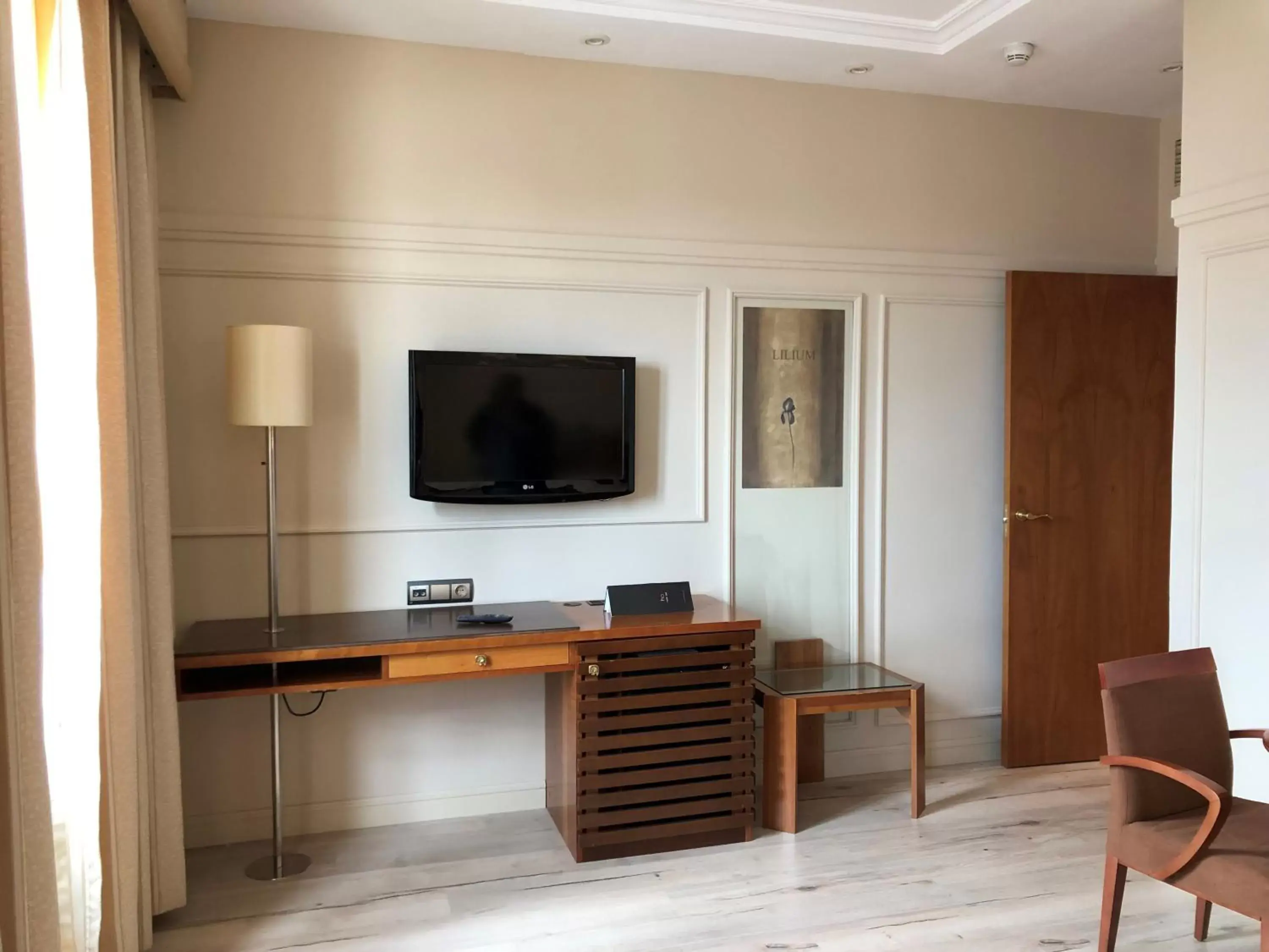 TV and multimedia, TV/Entertainment Center in Hotel Olid