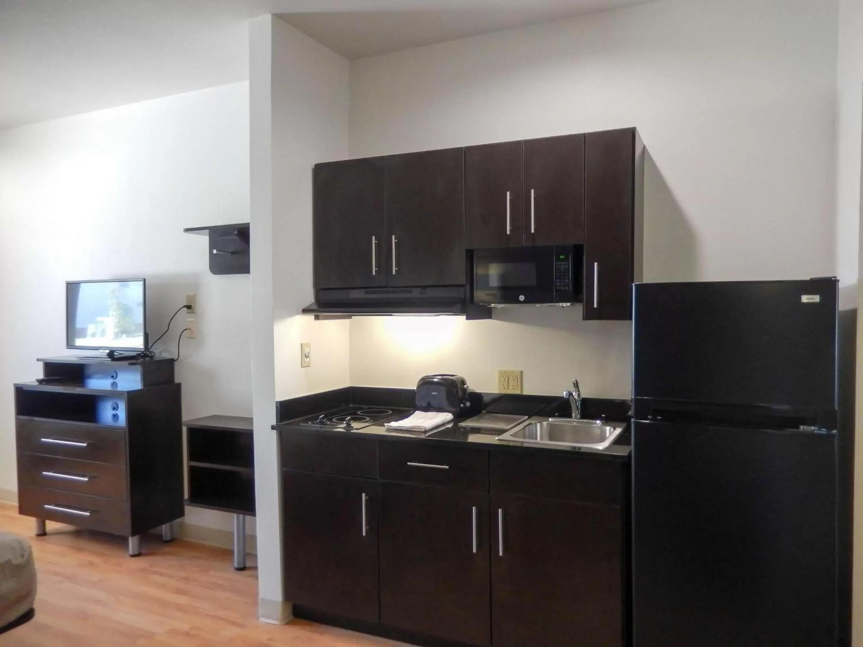 TV and multimedia, Kitchen/Kitchenette in Studio 6-Yukon, OK