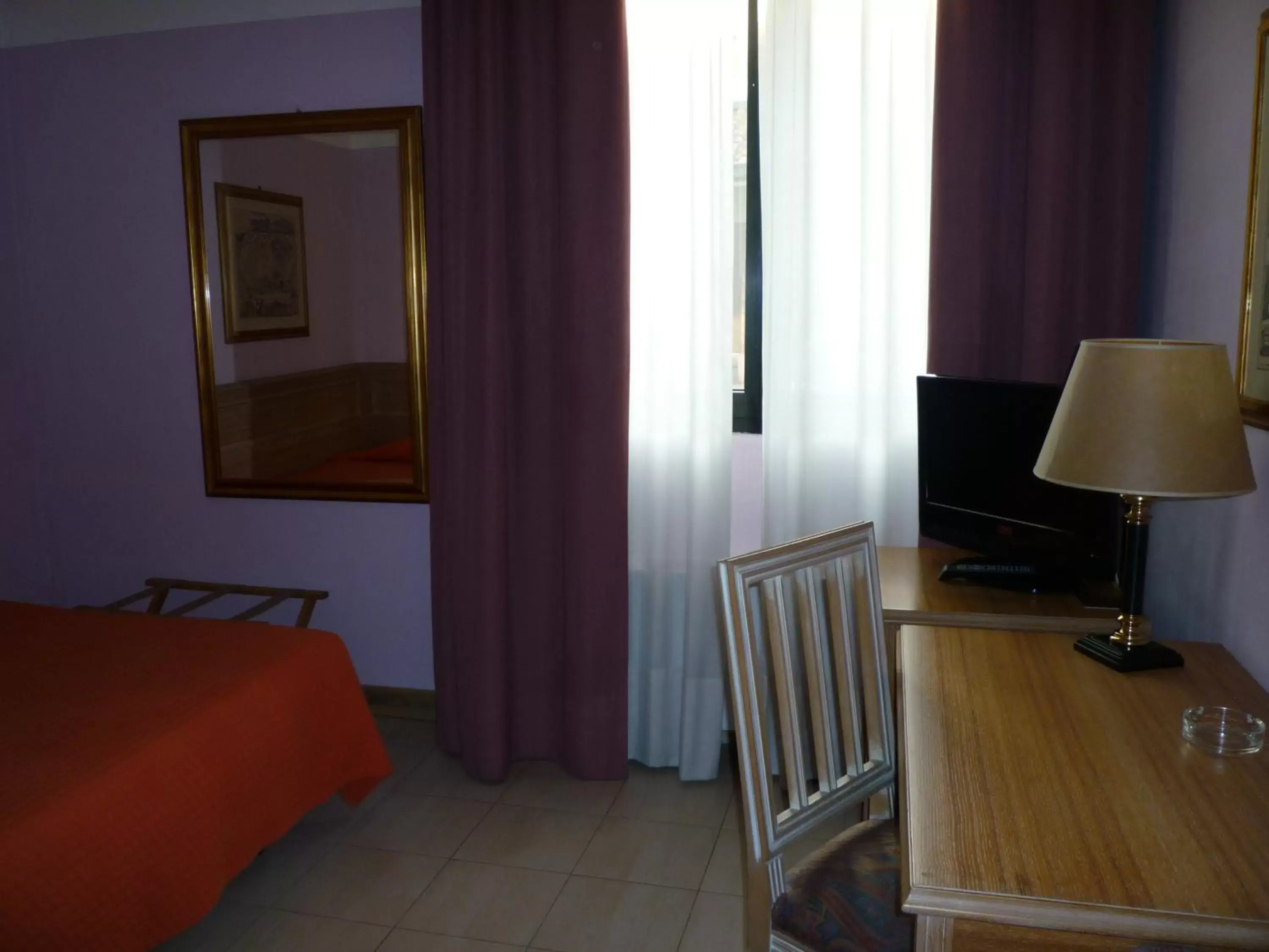 Bedroom, TV/Entertainment Center in Hotel Ascot