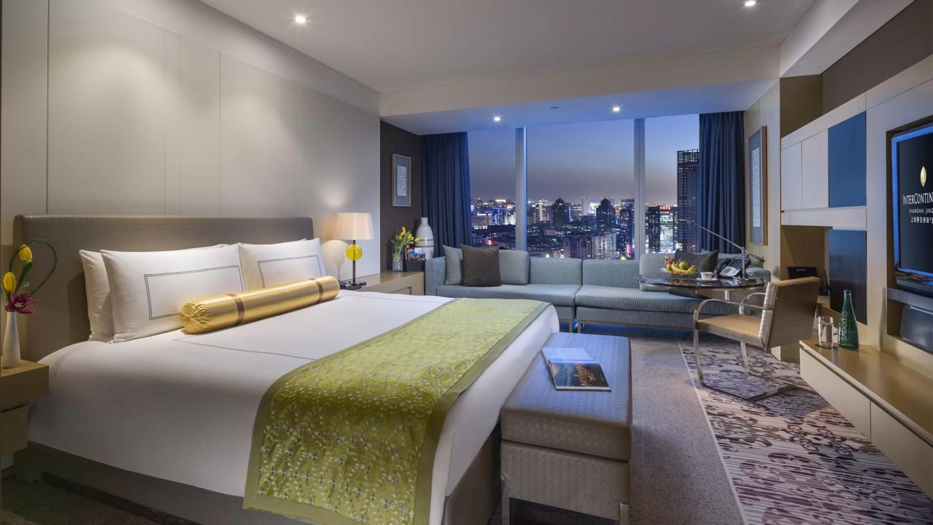 Photo of the whole room, Bed in InterContinental Shanghai Jing' An by IHG