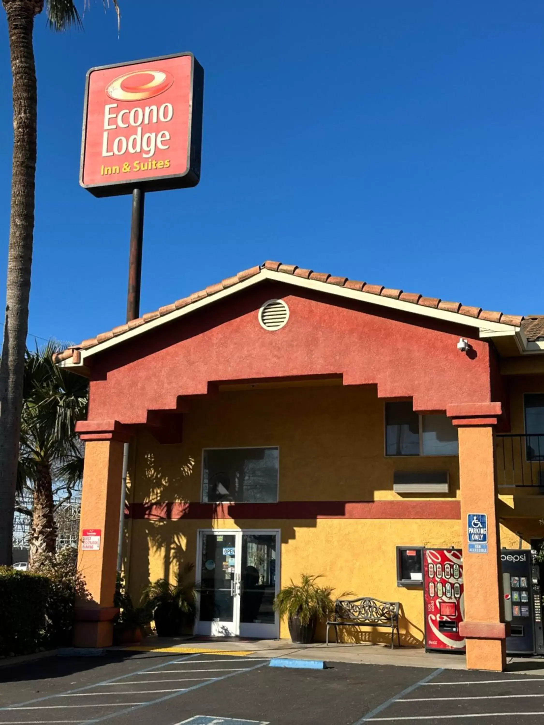 Day, Property Building in Econo Lodge Inn & Suites Wine Country