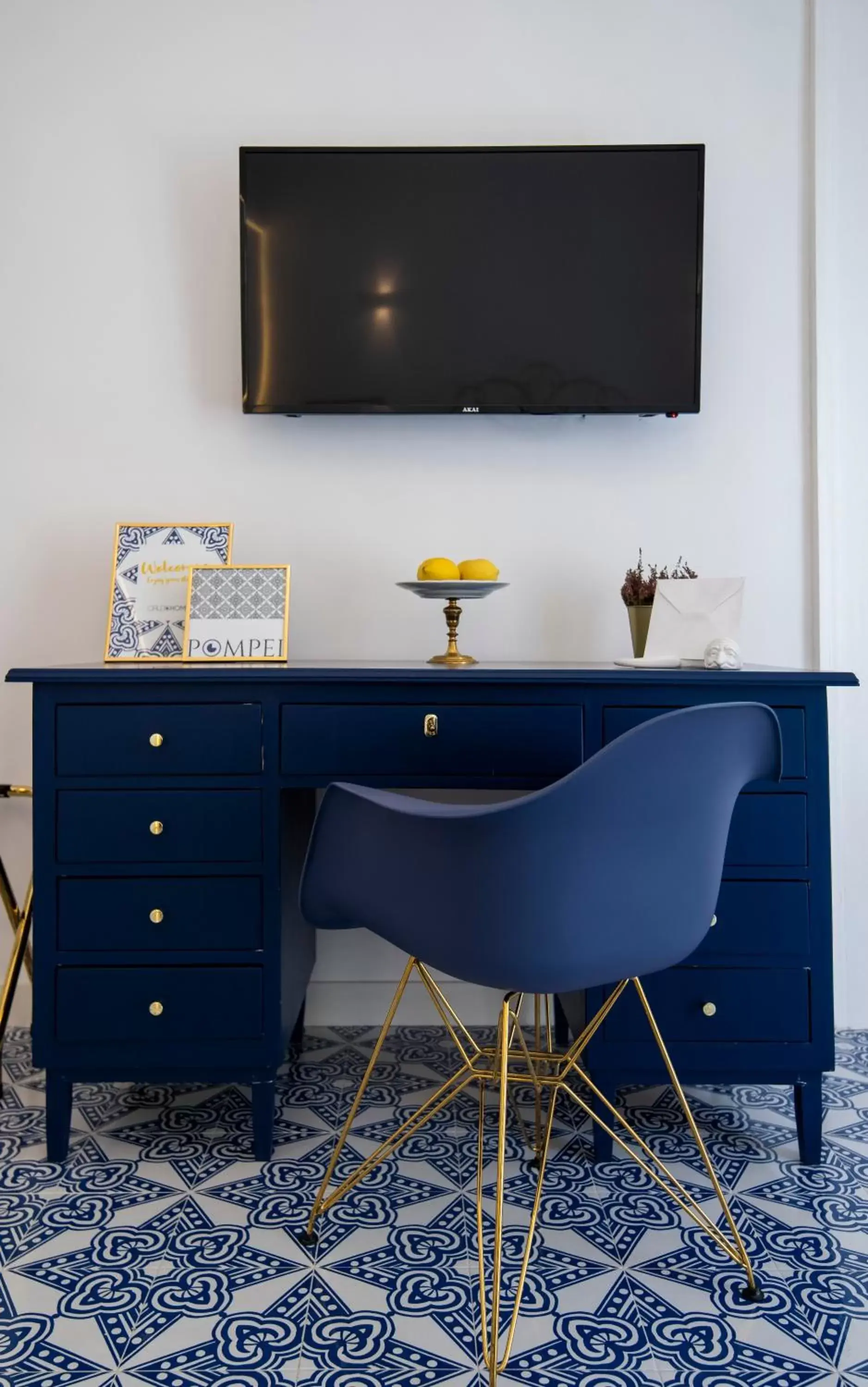 Seating area, TV/Entertainment Center in Crudo Home