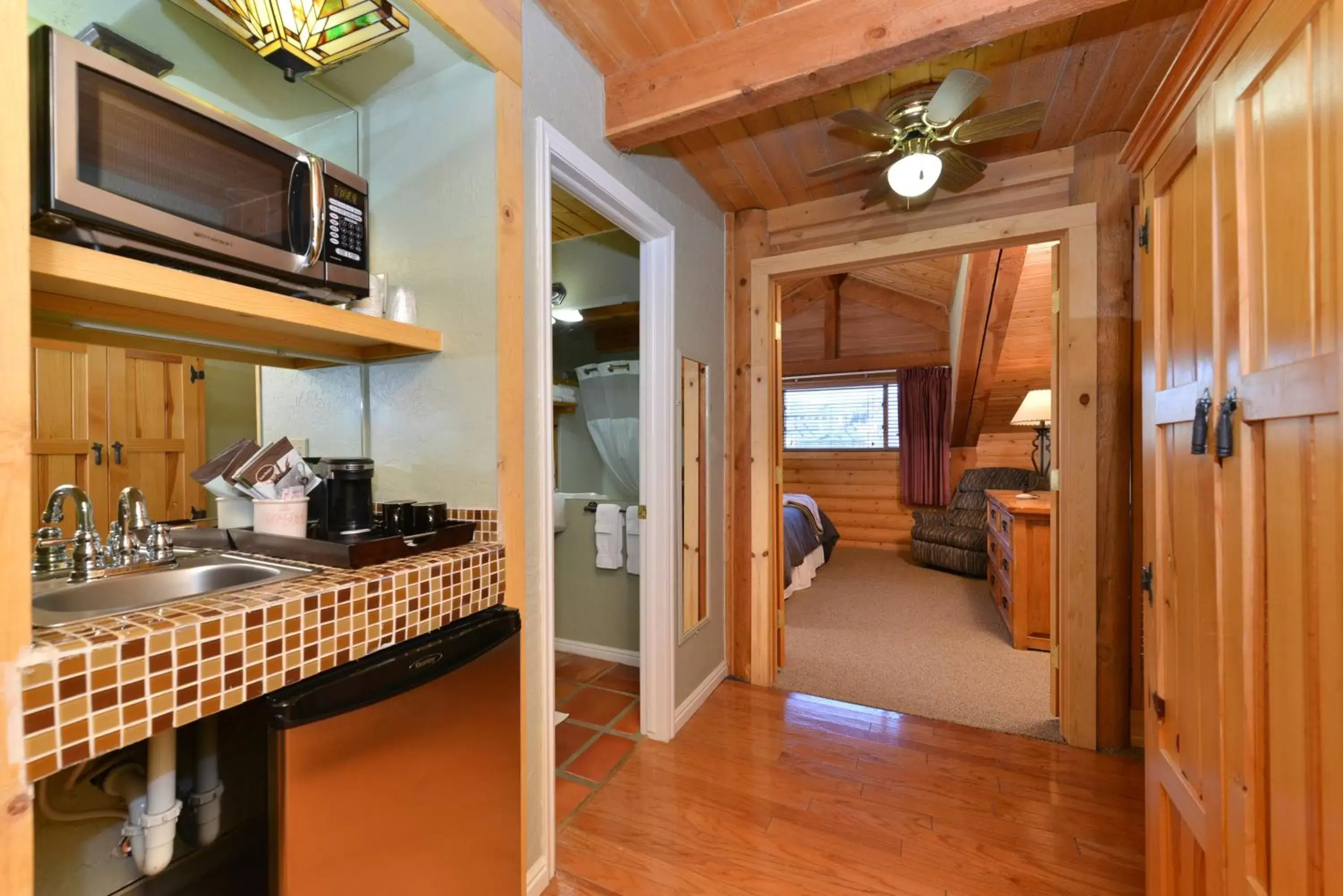 Kitchen or kitchenette, Kitchen/Kitchenette in The Boulder Creek Lodge