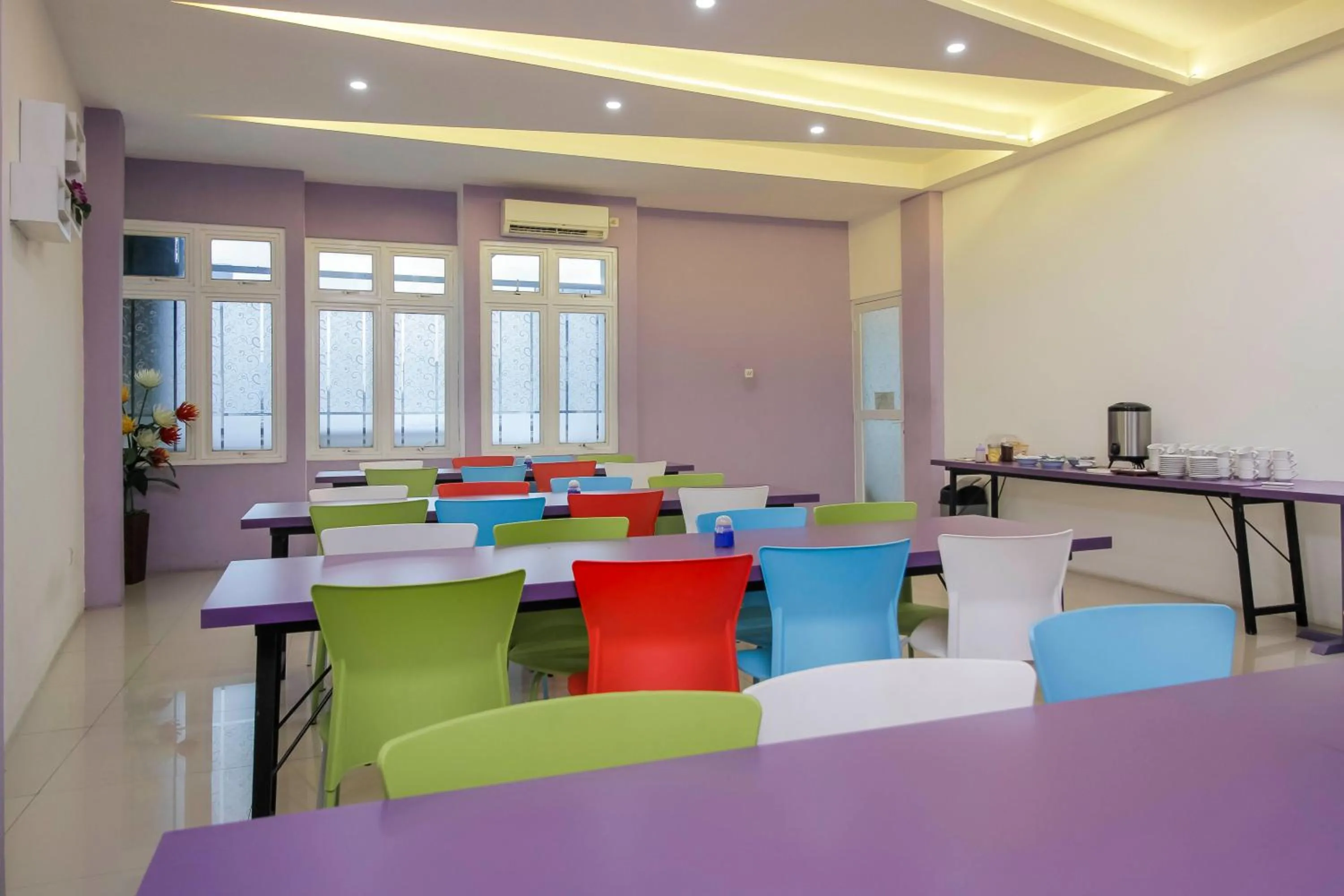 Area and facilities in RedDoorz Plus near Stasiun Bekasi