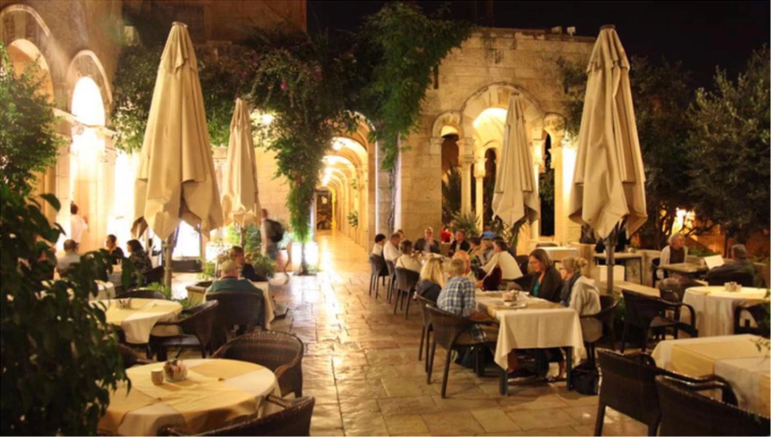 Restaurant/places to eat in YMCA Three Arches Hotel