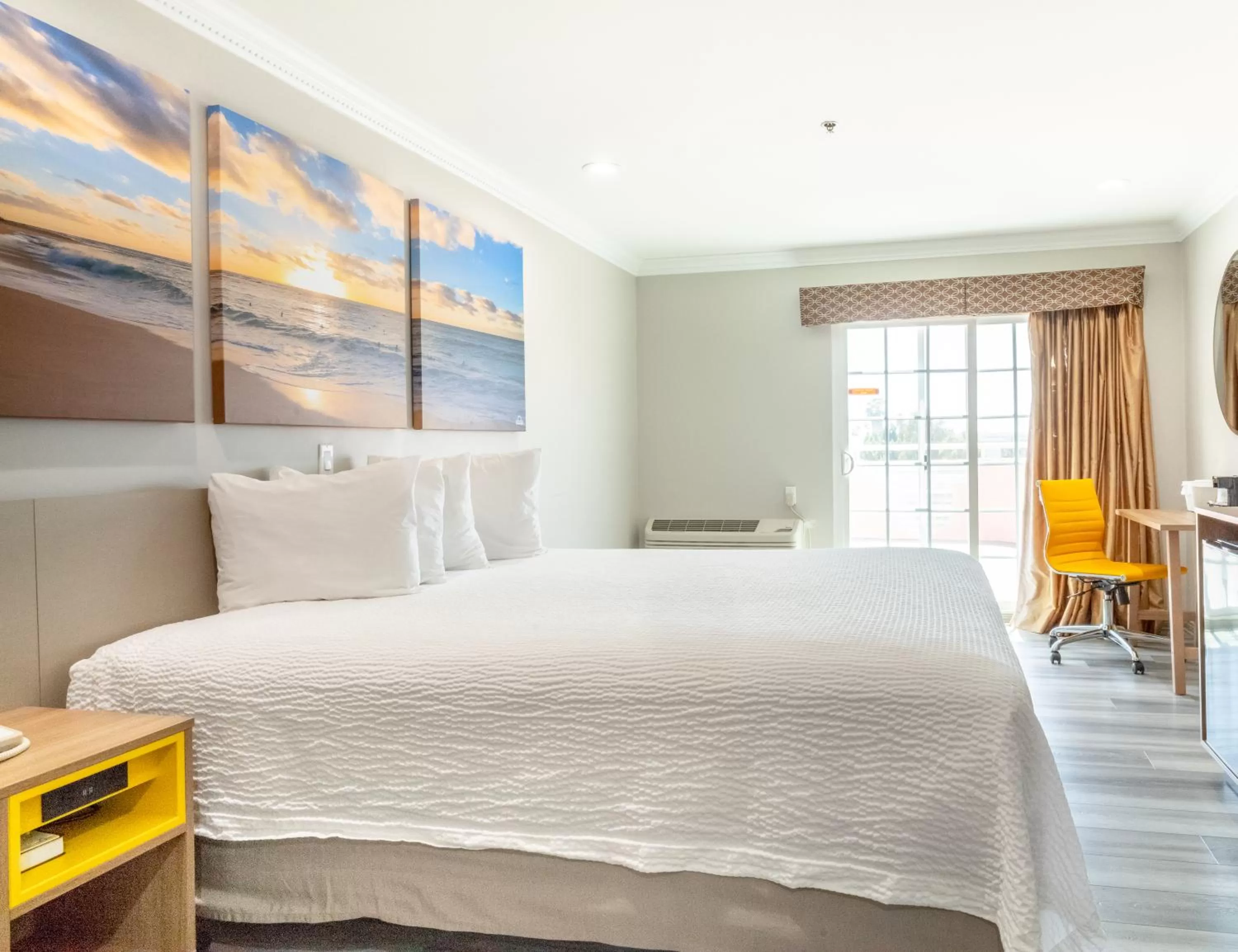 Photo of the whole room, Bed in Days Inn by Wyndham Santa Monica