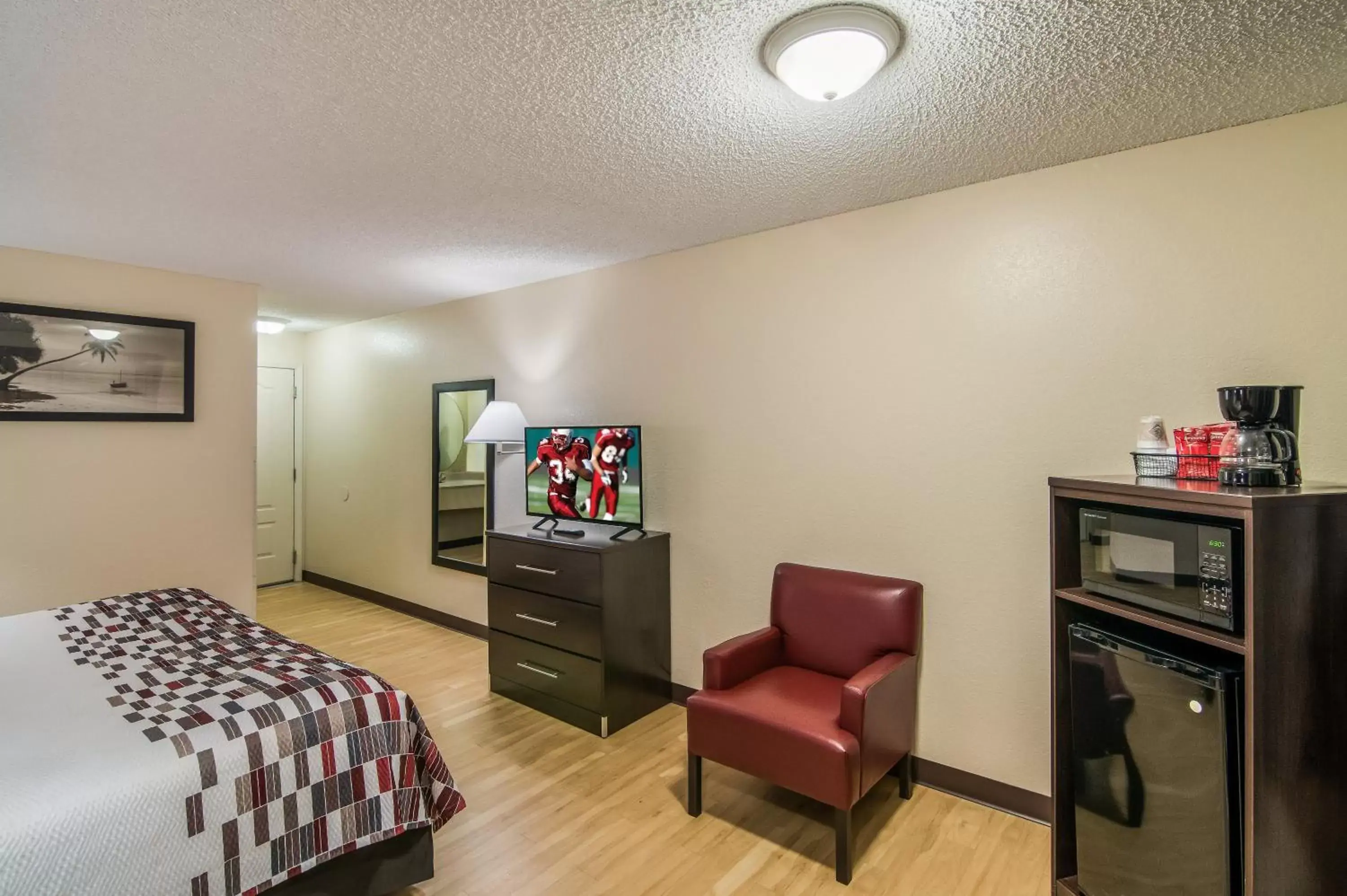 Bedroom in Red Roof Inn & Suites Pensacola East - Milton