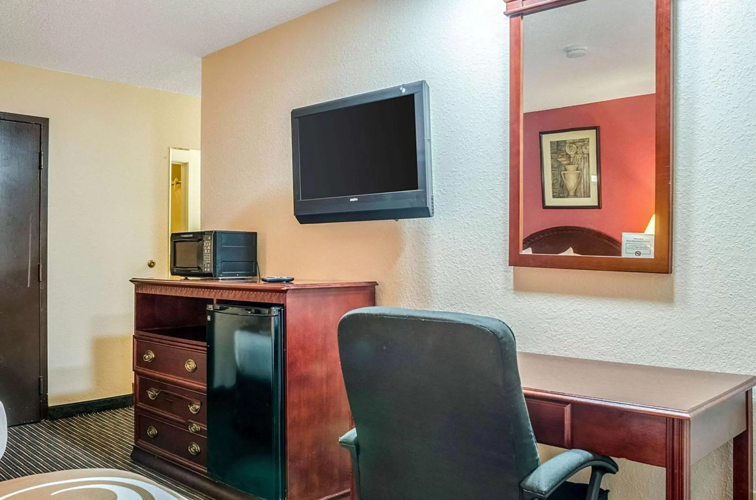 Photo of the whole room, TV/Entertainment Center in Quality Inn South