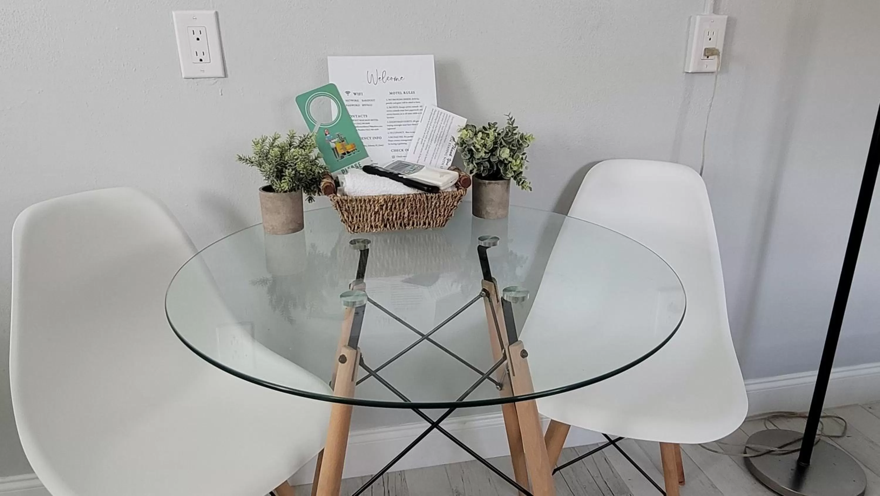 Dining area in Barefoot mailman motel