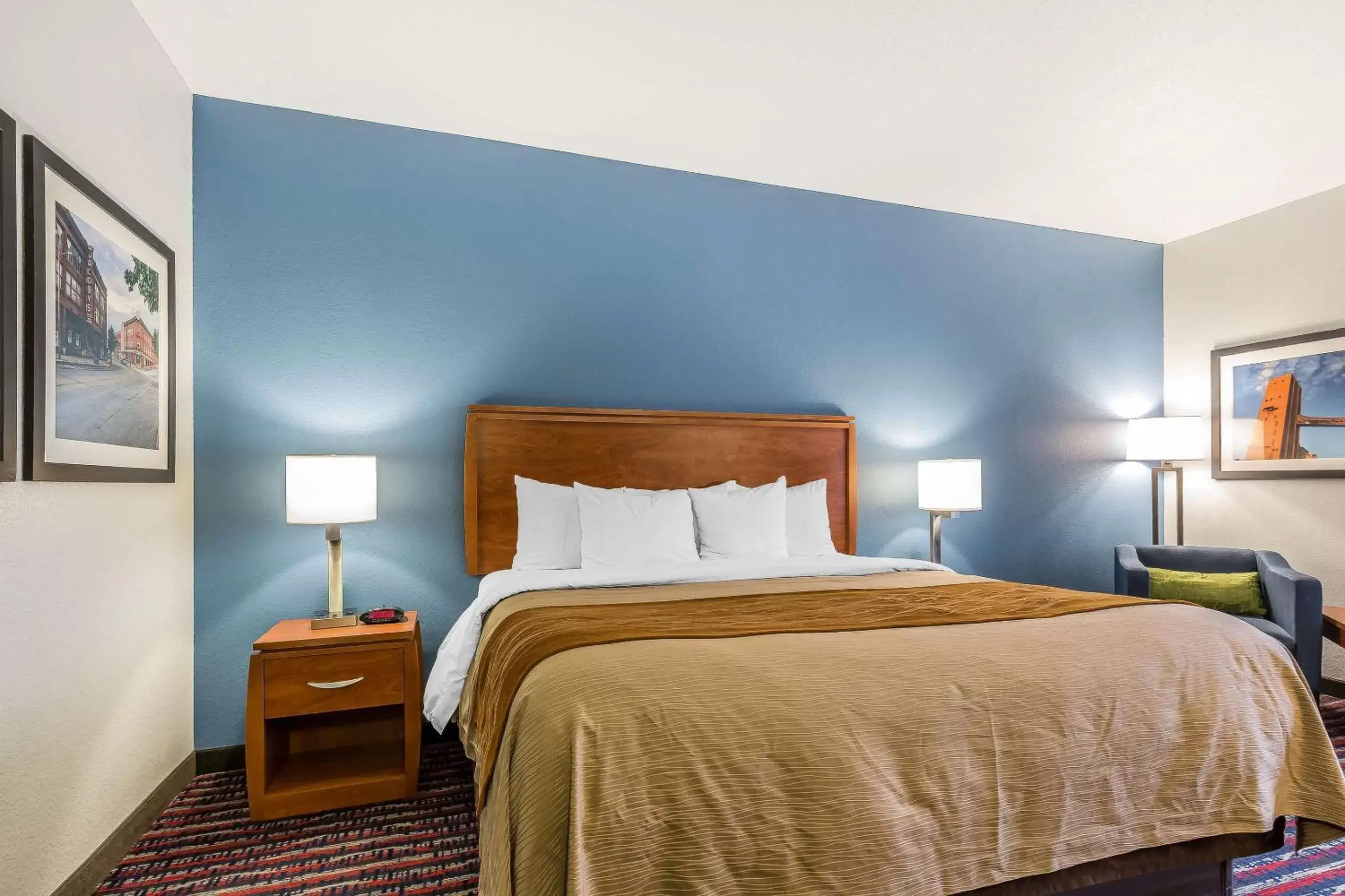 Photo of the whole room, Bed in Comfort Inn Alton near I-255