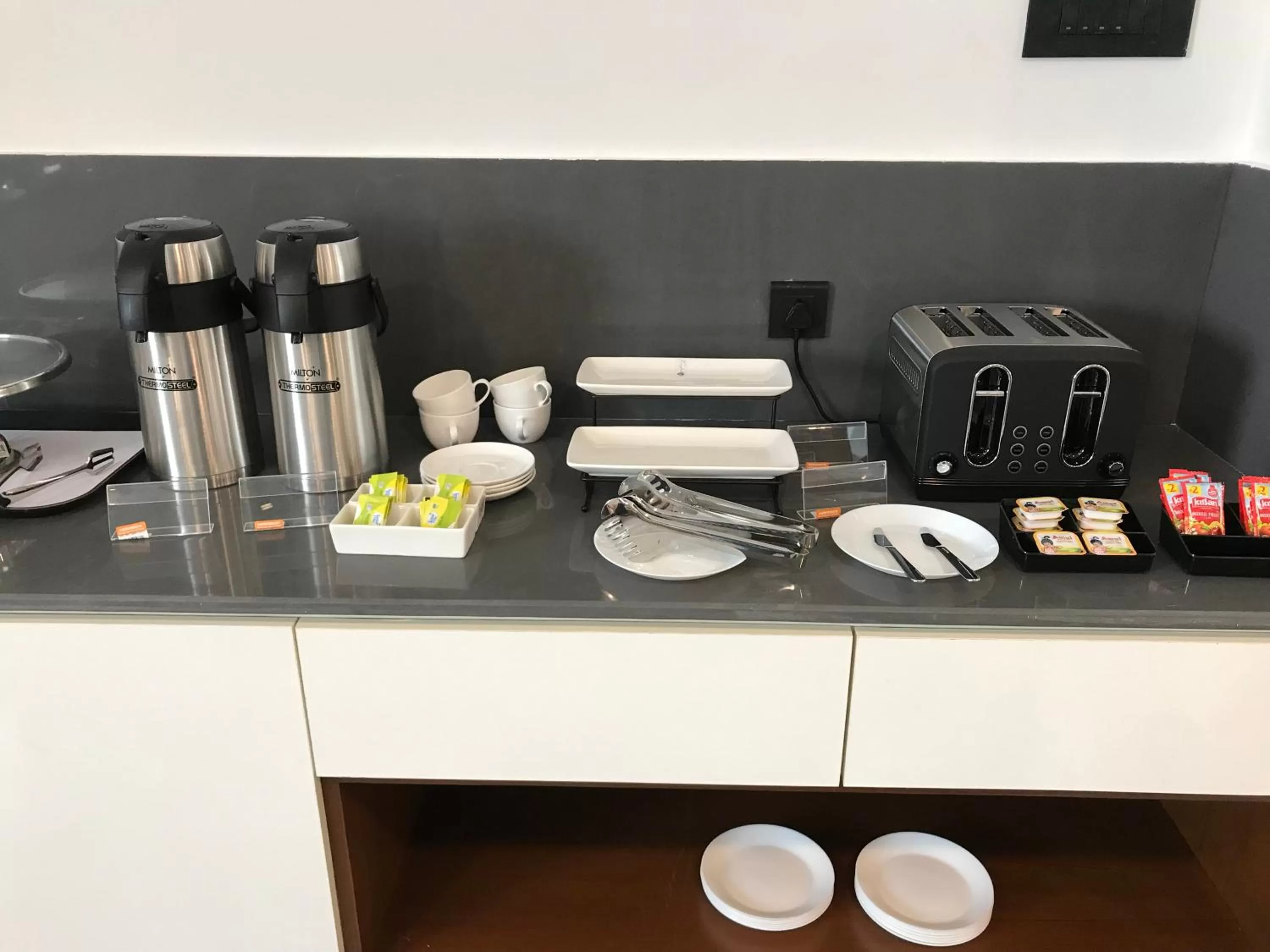 Restaurant/places to eat in SKYLA Studios &amp; Suites - Jubilee Hills