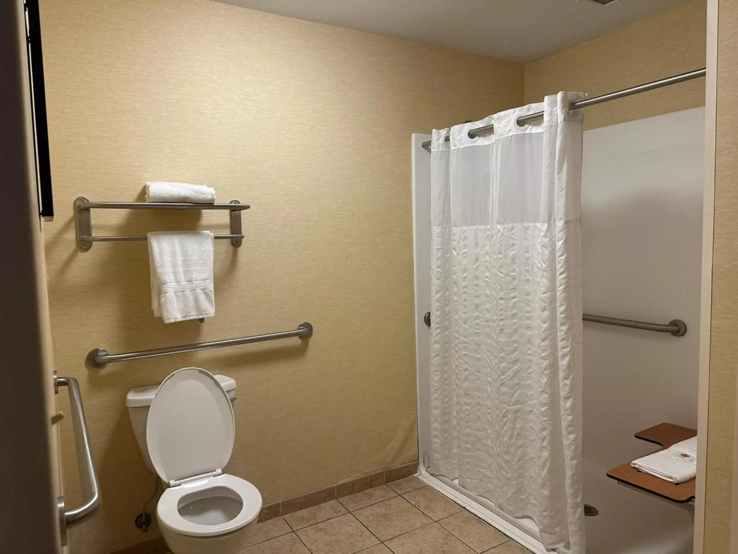 Bathroom in Comfort Suites Columbus East Broad