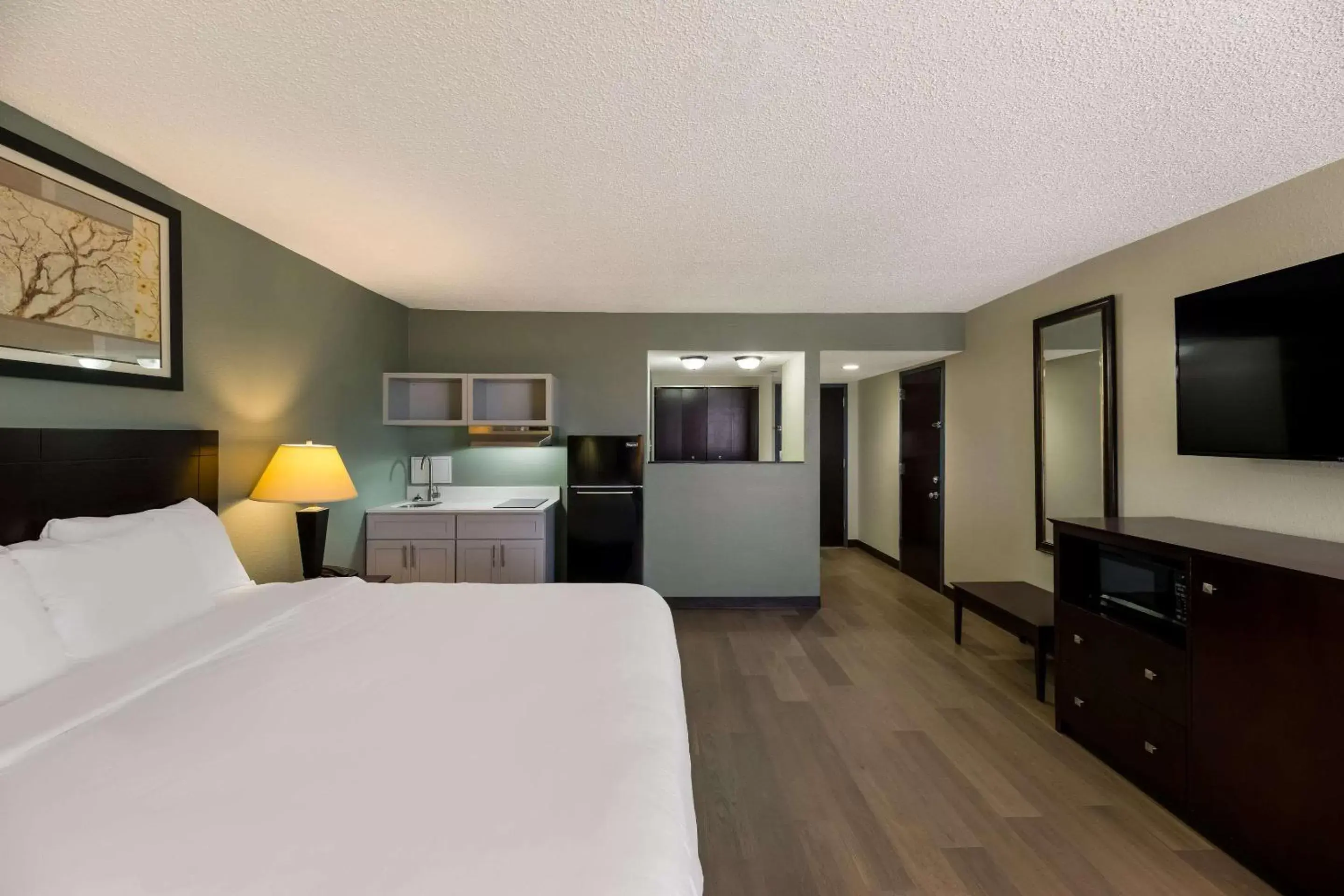 Bedroom, TV/Entertainment Center in Clarion Hotel San Angelo near Convention Center