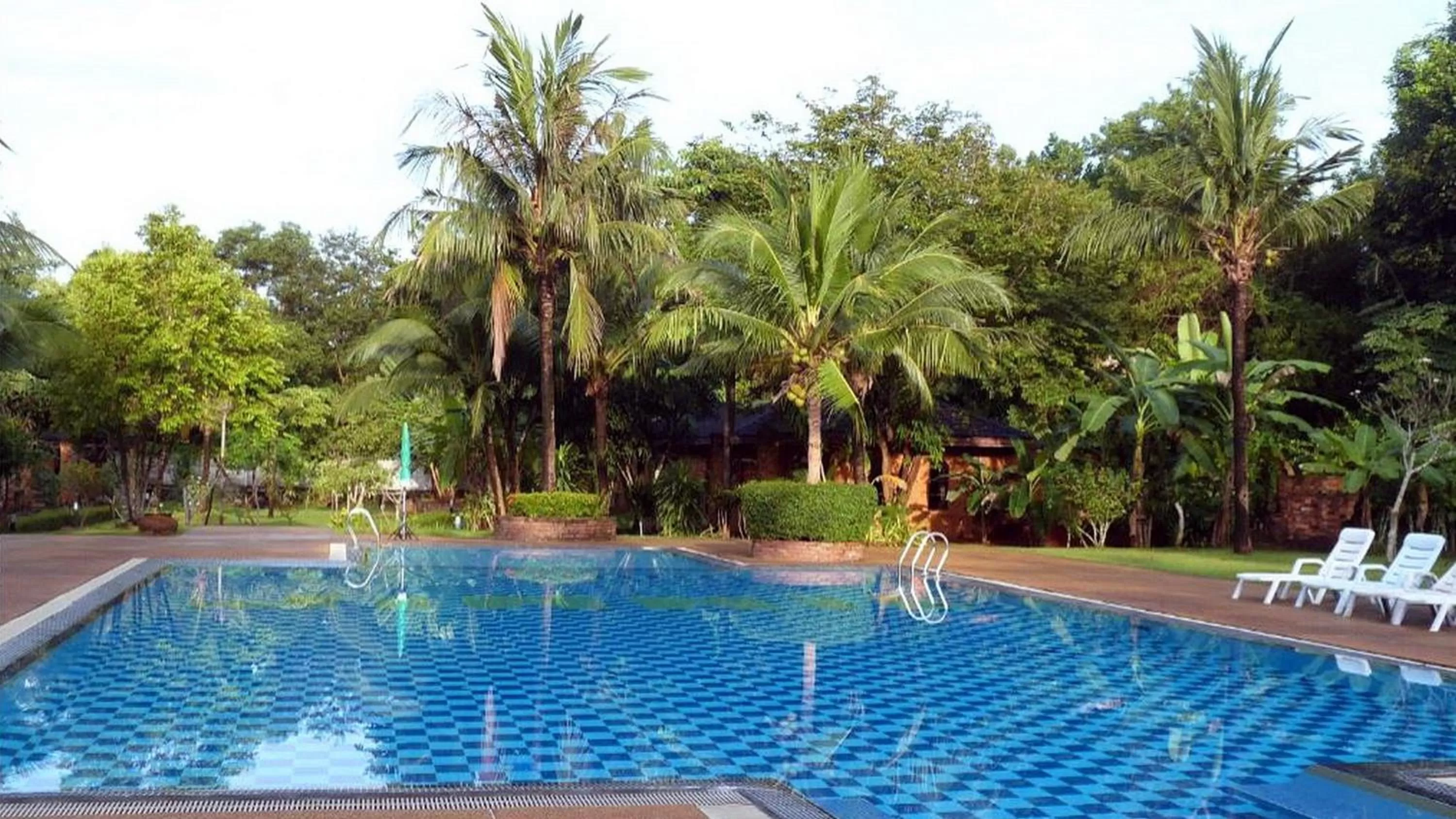 Swimming pool in Doo Dee Boutique Resort by Swiss Chalet
