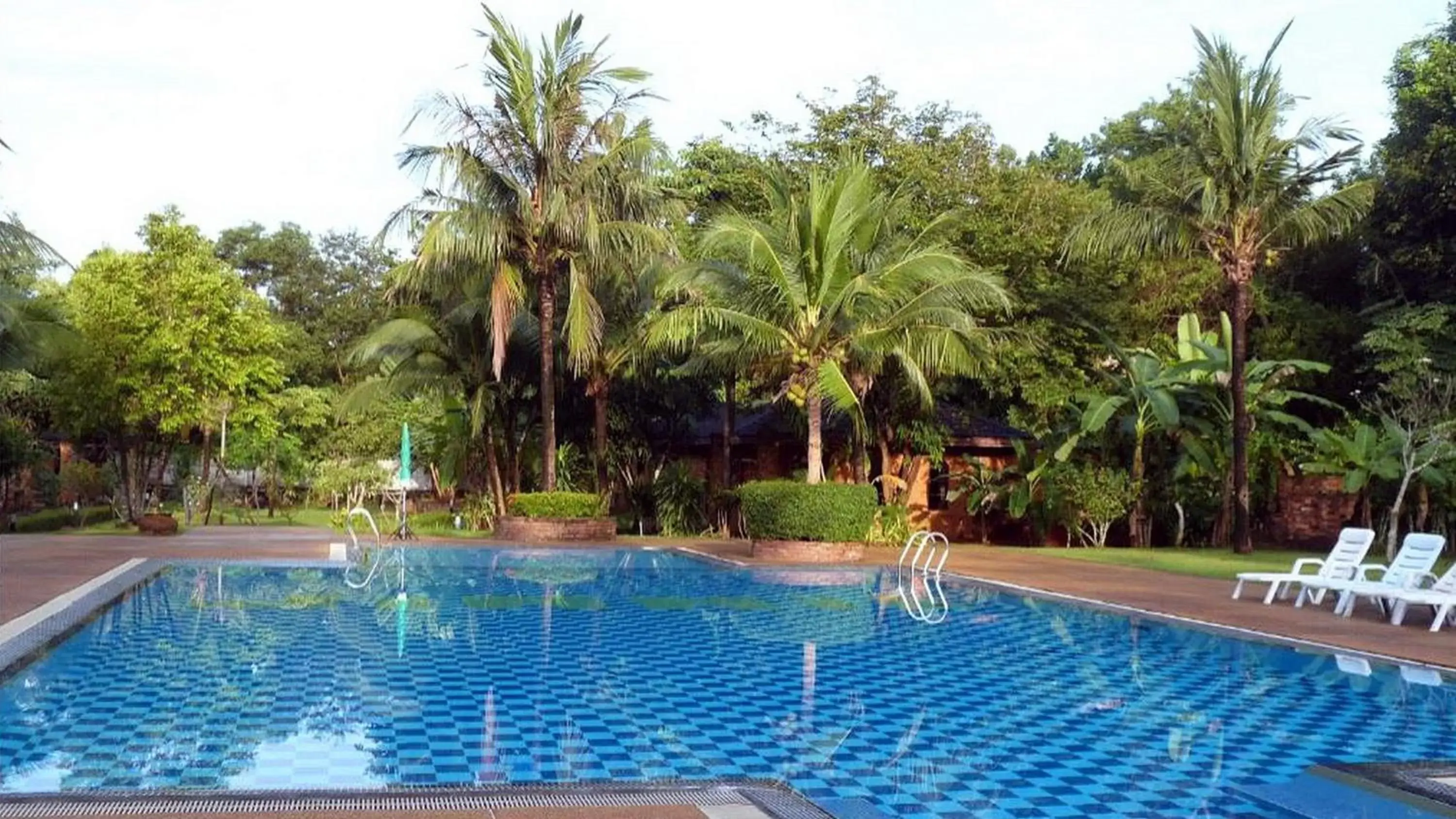 Swimming Pool in Doo Dee Boutique Resort by Swiss Chalet
