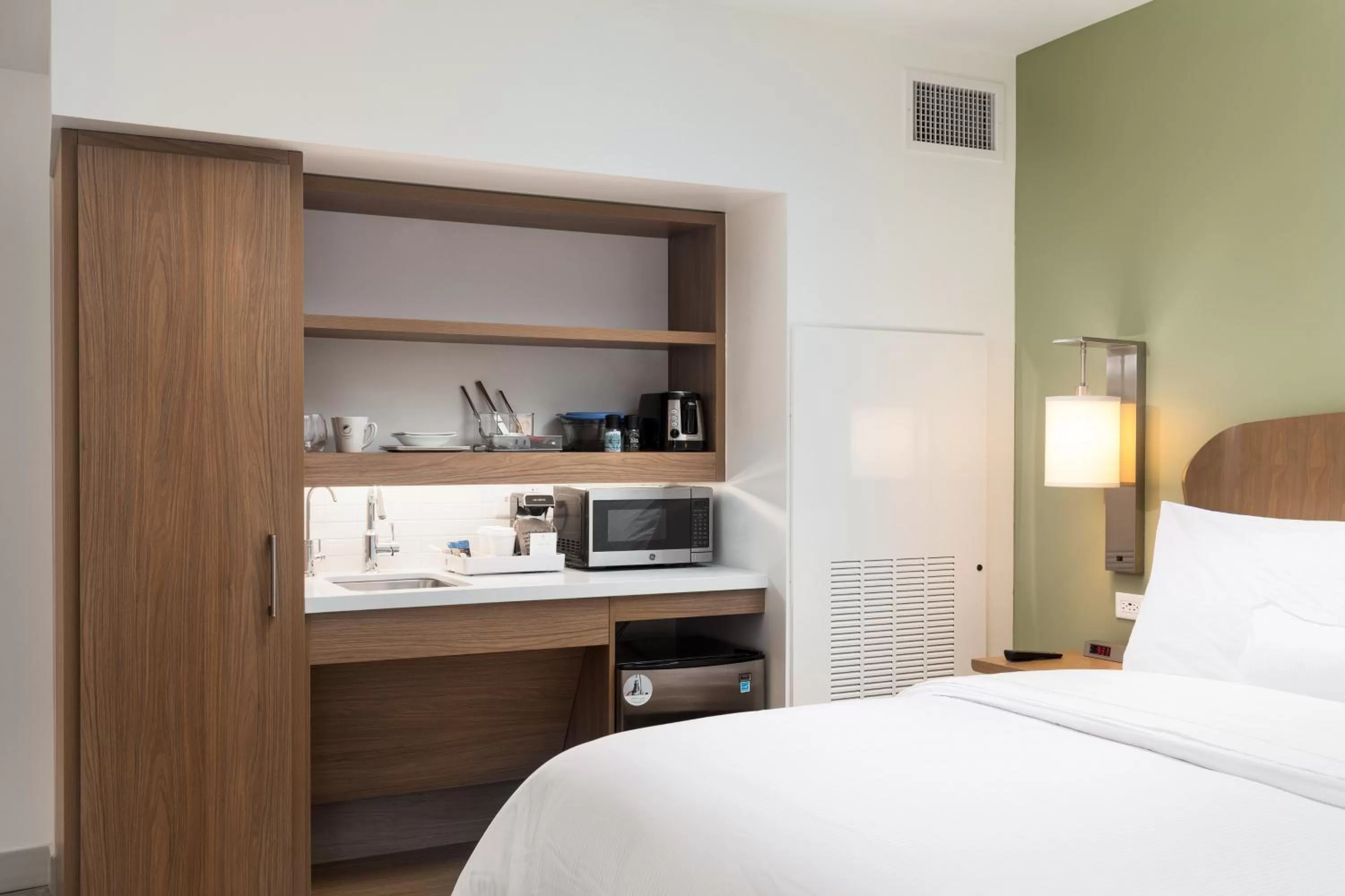 Kitchen or kitchenette, Bed in Element Denver Downtown East