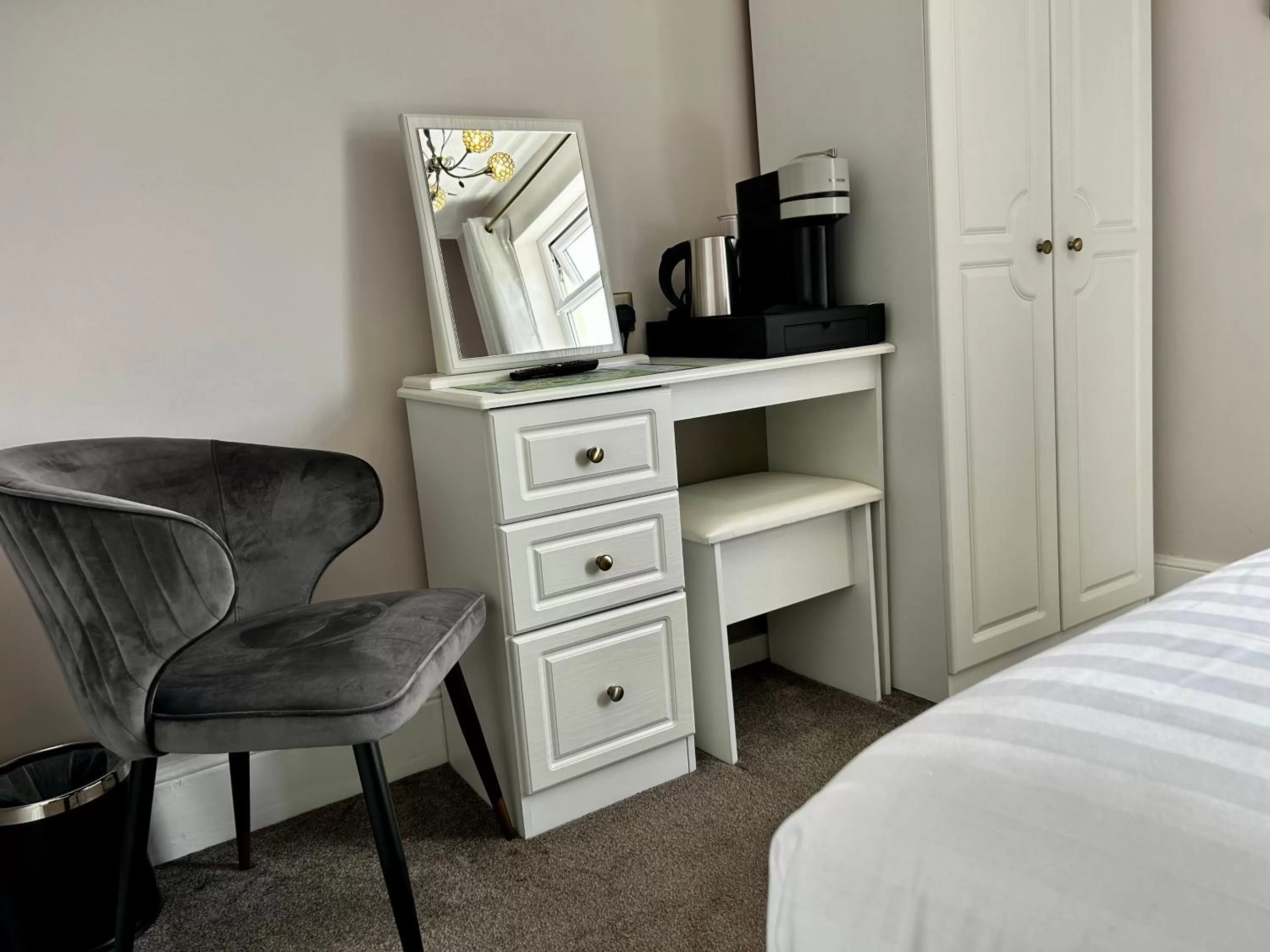 TV/Entertainment Center in Hotel No5