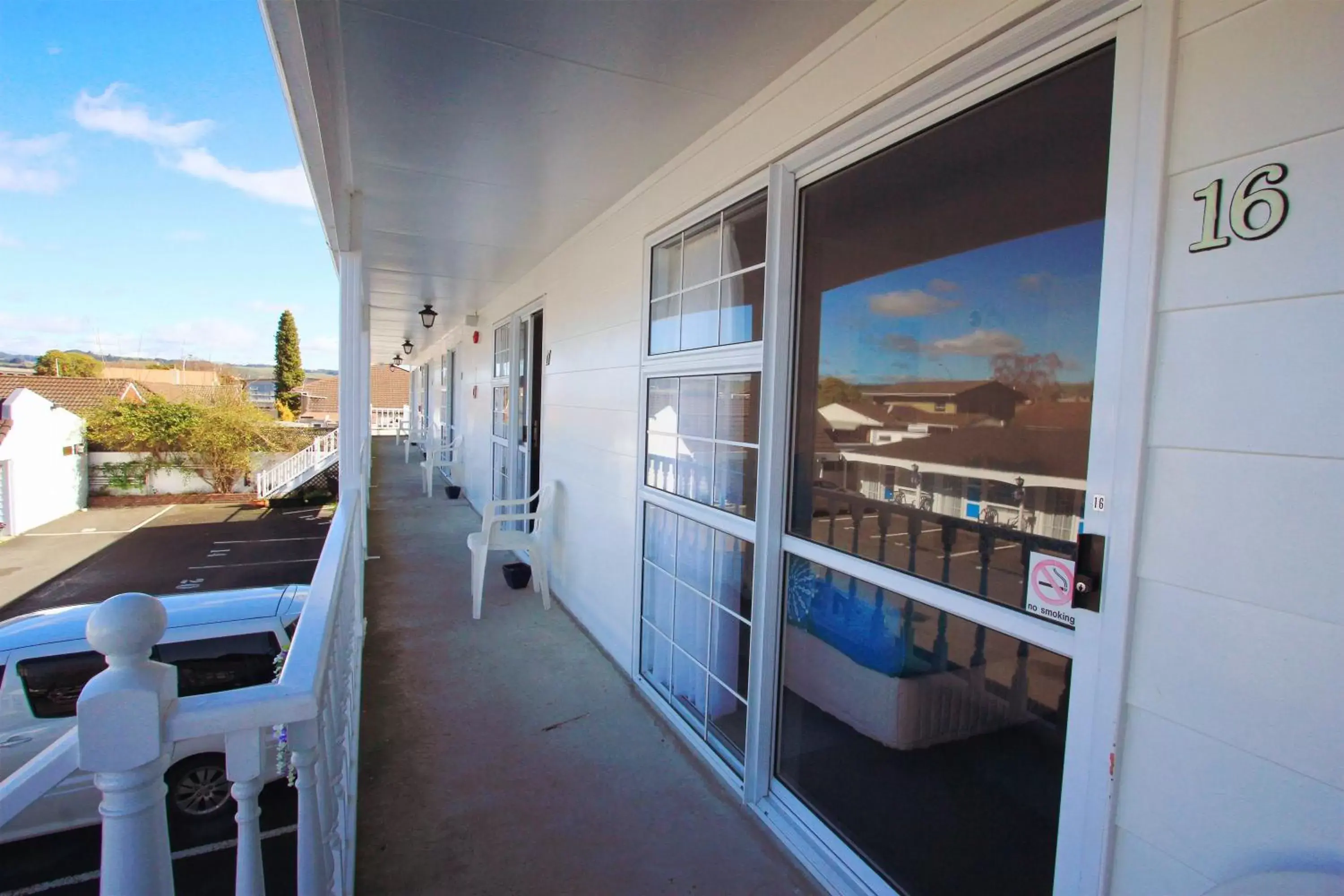 Property building, Balcony/Terrace in Golden Glow Motel