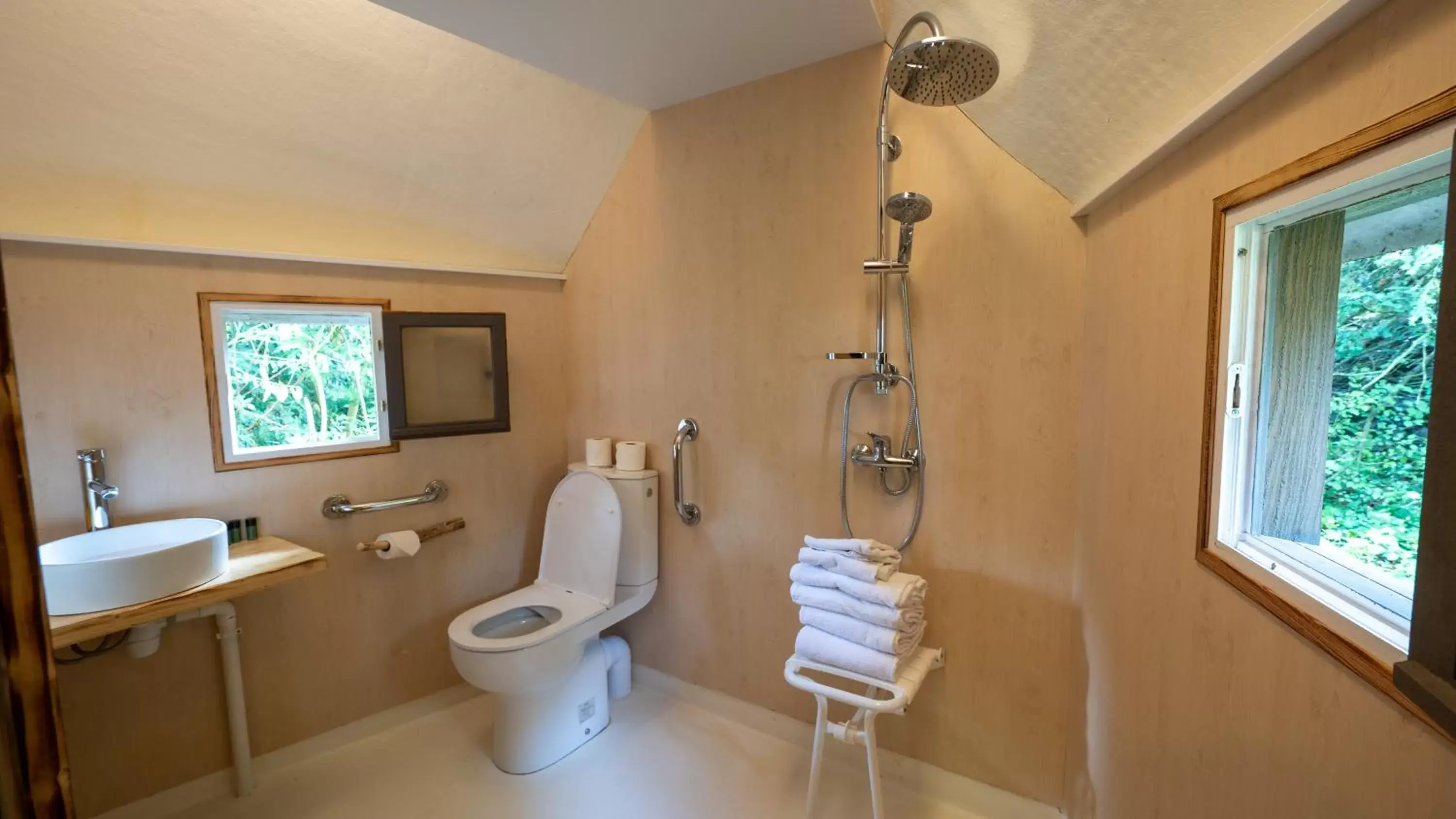 Shower, Bathroom in Le Village de la Champagne - Slowmoov