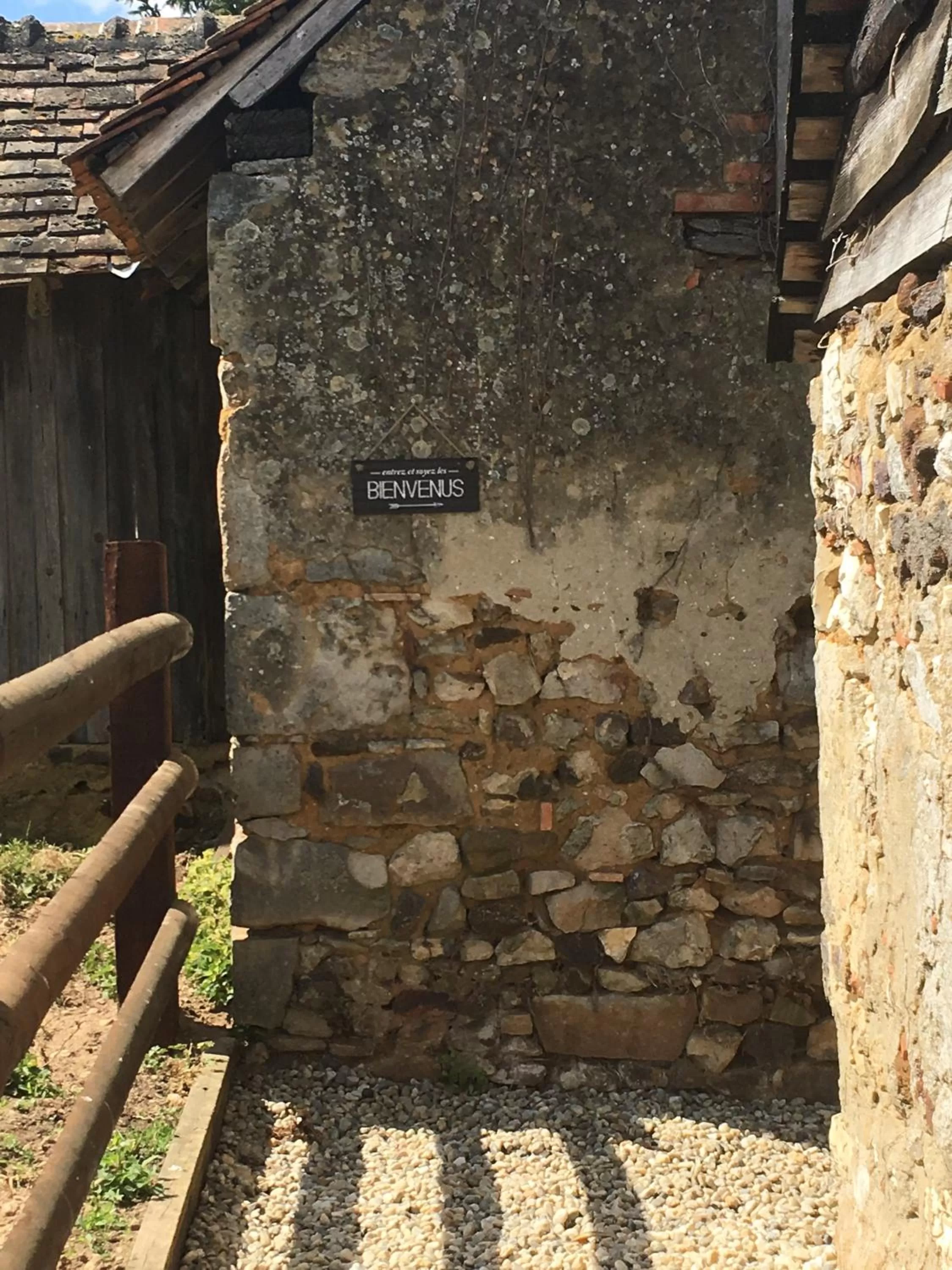 Facade/entrance in La Marchanderie