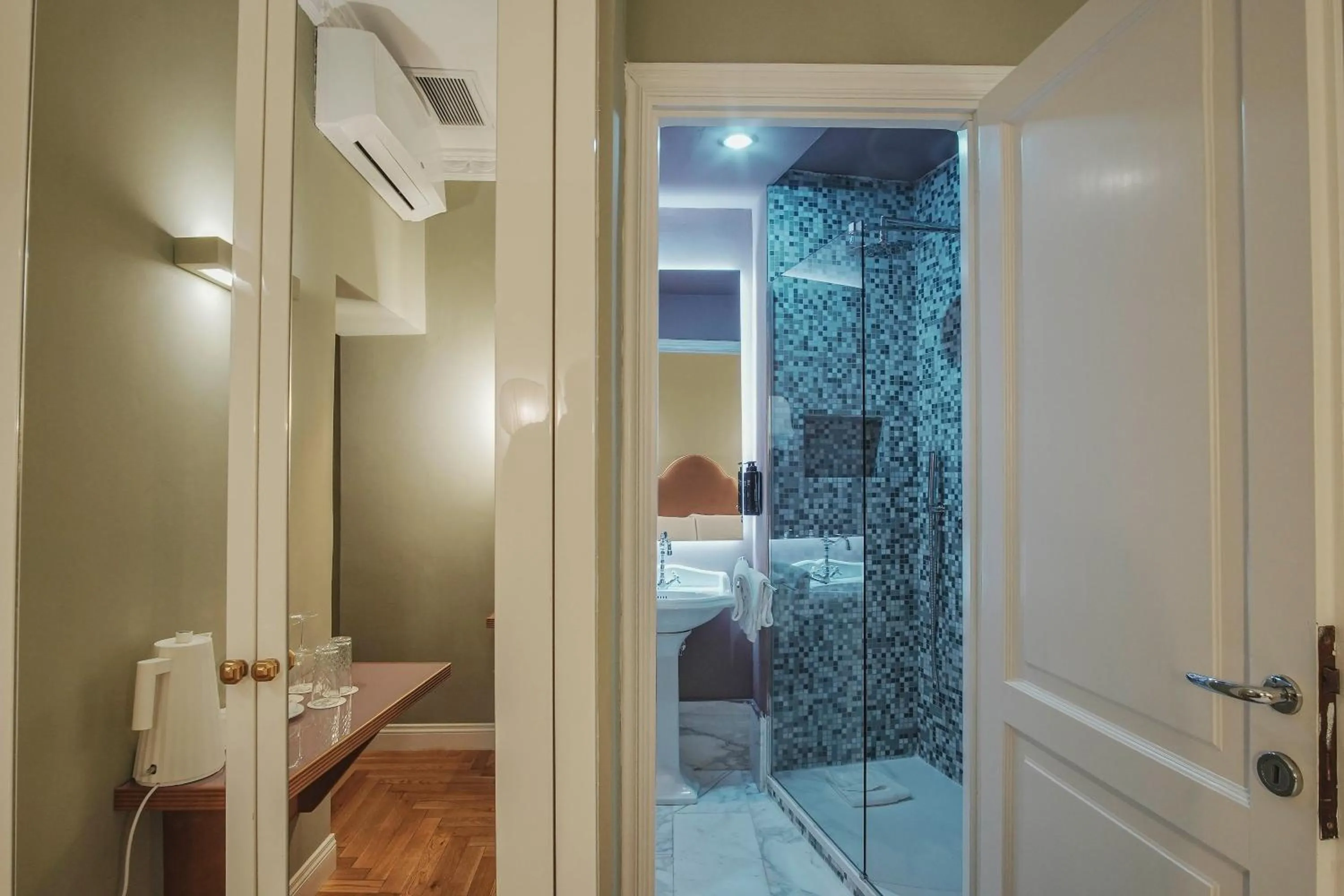 Shower in Hotel City Palazzo Dei Cardinali