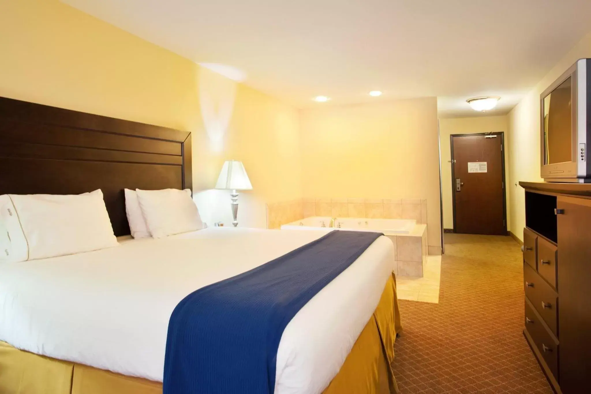 Bedroom, Bed in Holiday Inn Express Hotel & Suites Chicago South Lansing, an IHG Hotel