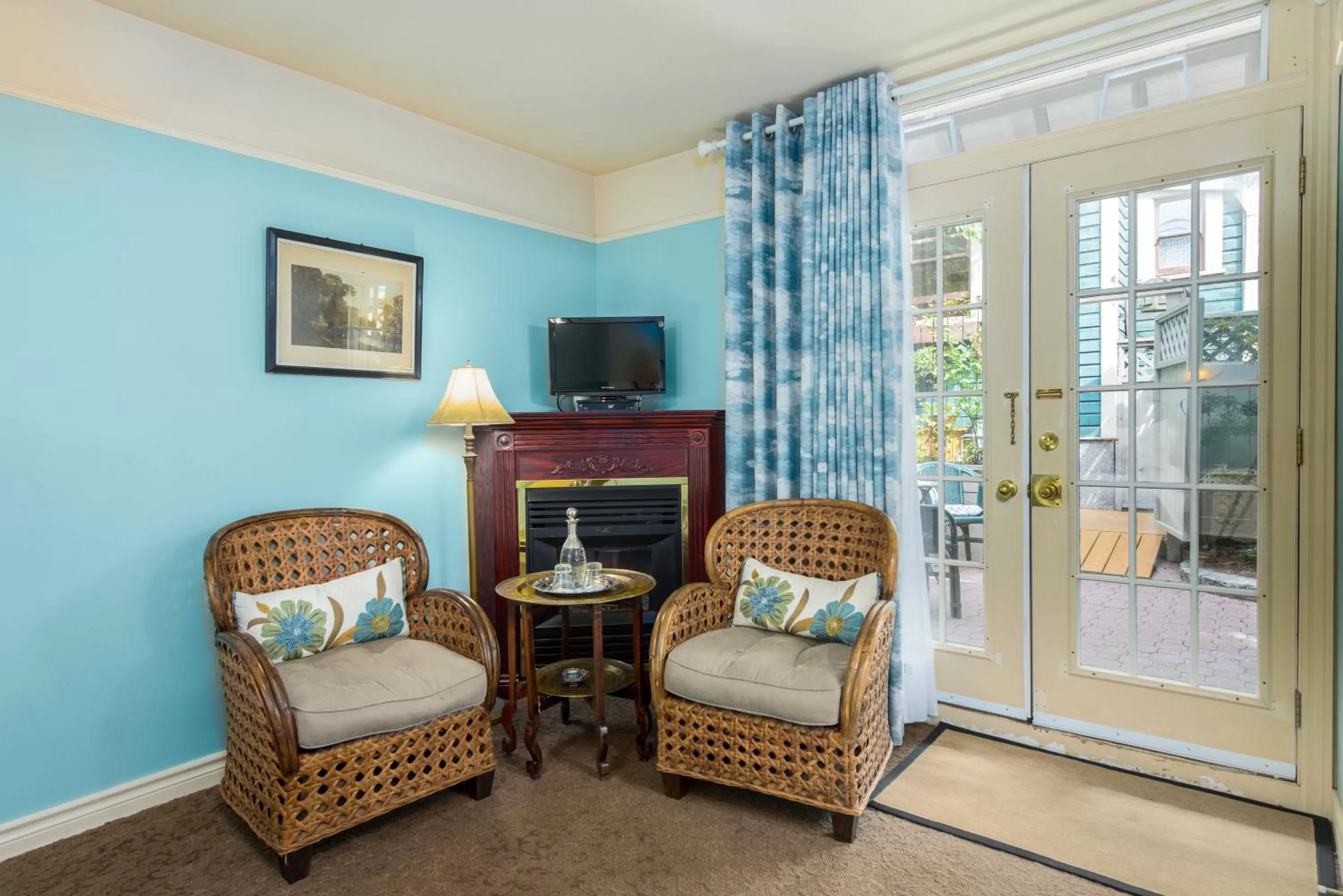 TV and multimedia in O Canada House Bed & Breakfast