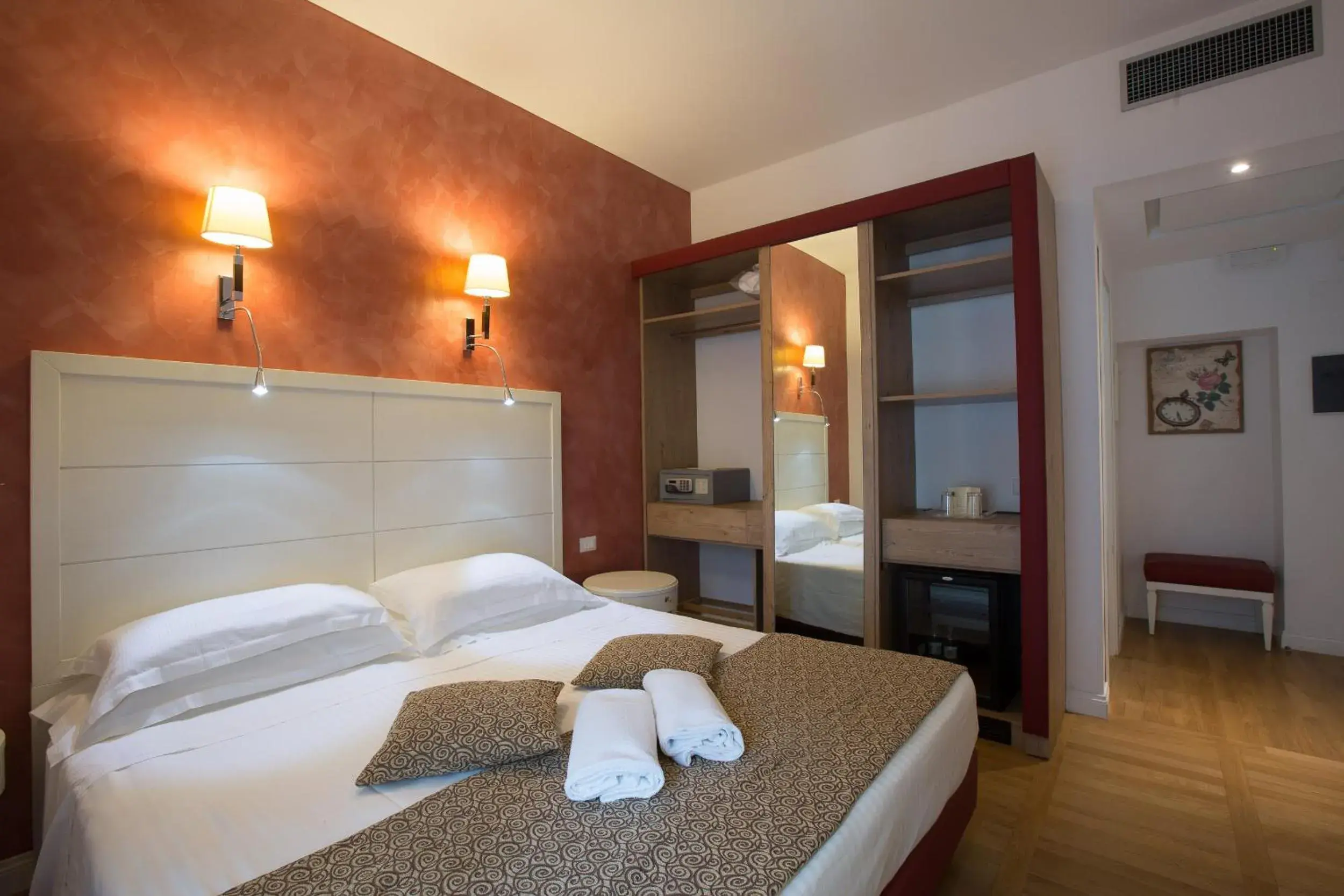 Bedroom, Bed in Floris Hotel