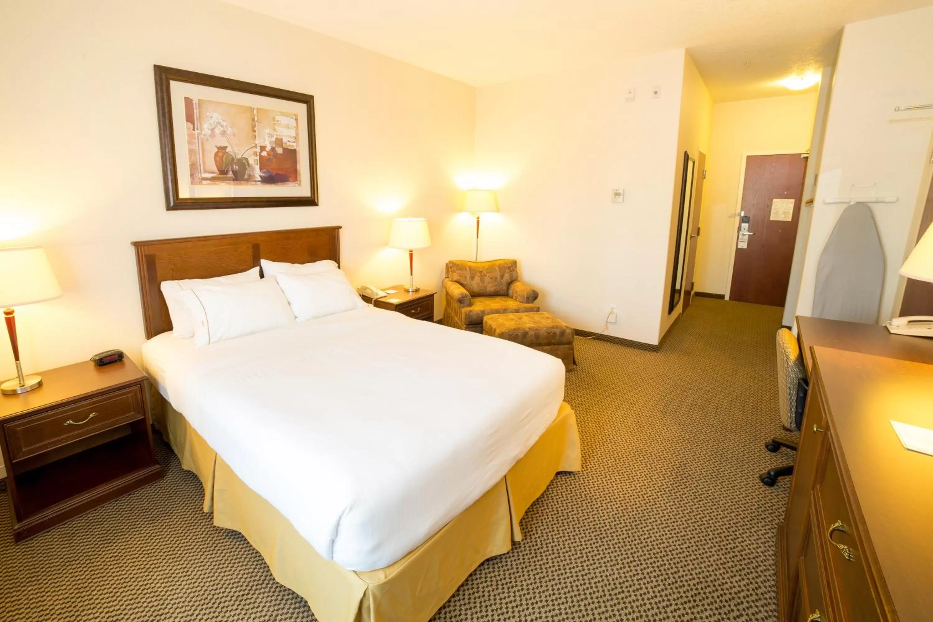 Photo of the whole room, Bed in Holiday Inn Express & Suites Drayton Valley by IHG