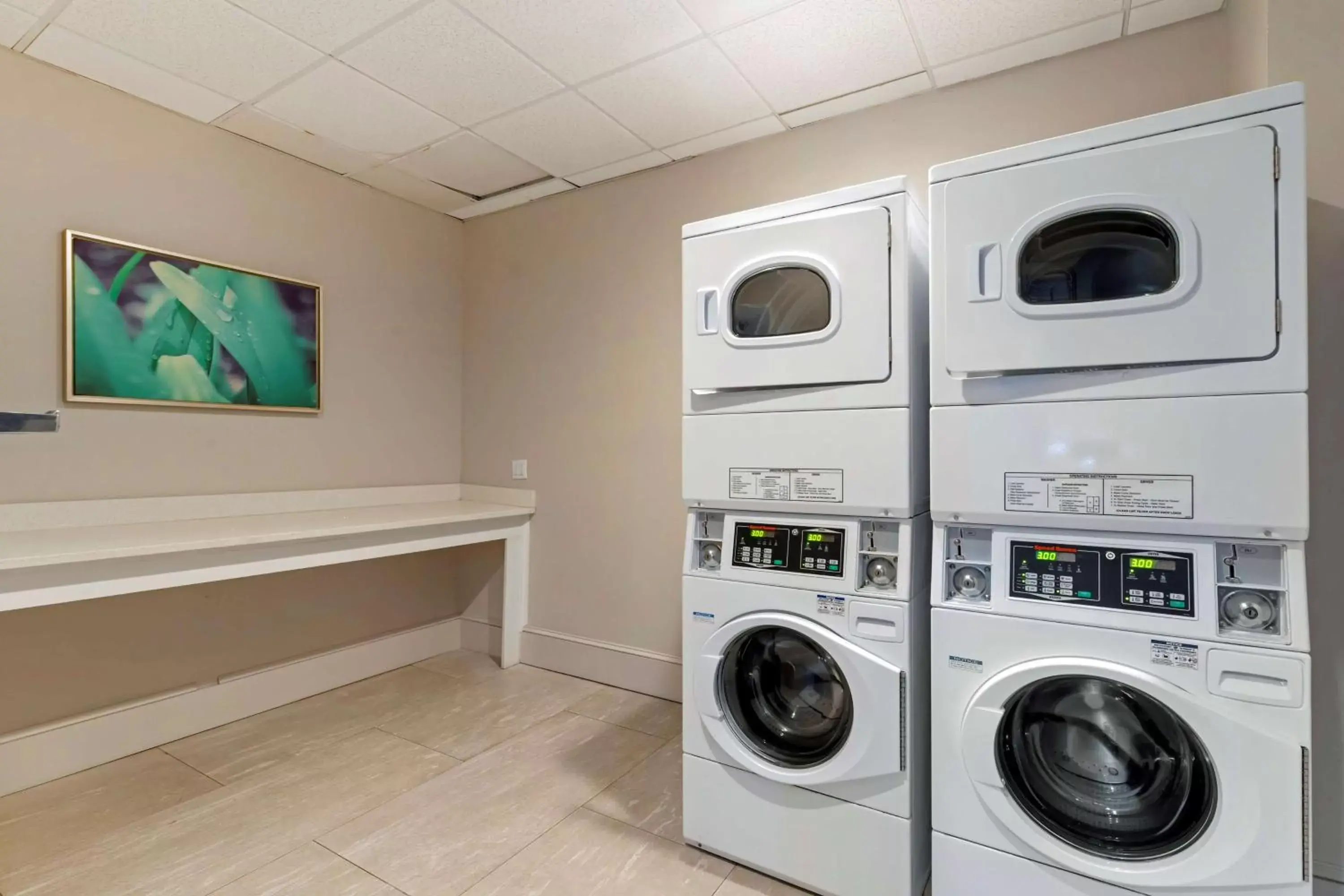 laundry, Kitchen/Kitchenette in Premier Jacksonville Deerwood Hotel