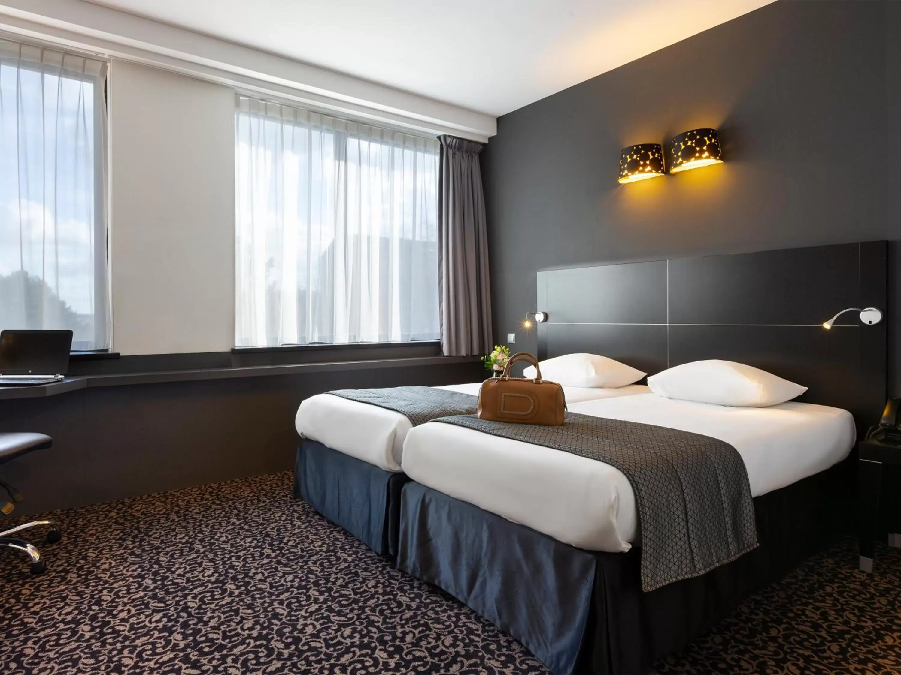 Photo of the whole room, Bed in Hotel Ramada Brussels Woluwe