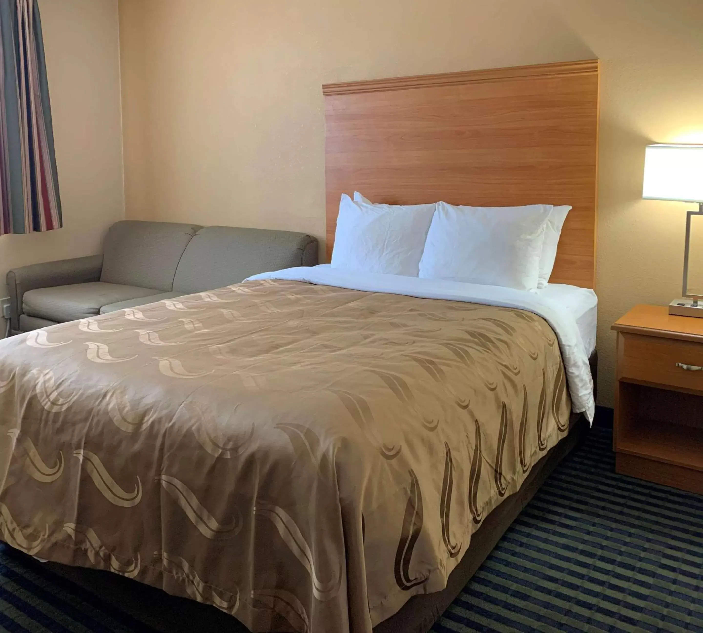 Photo of the whole room, Bed in Quality Inn Ottawa near Starved Rock State Park