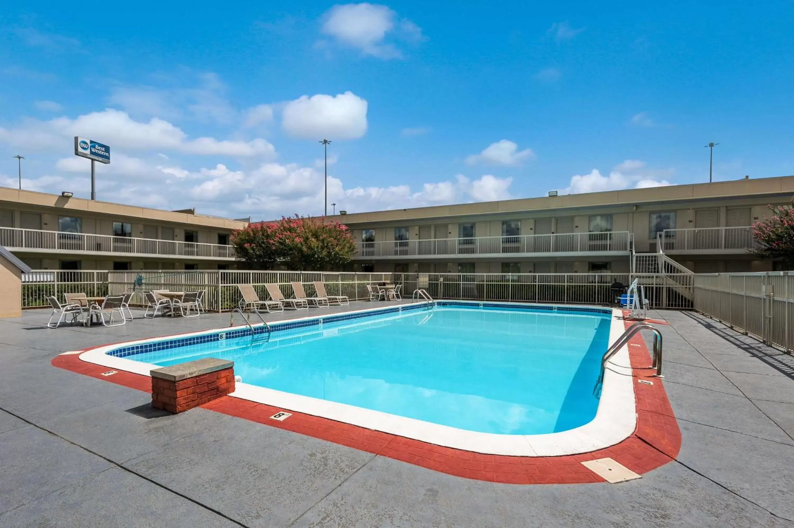 Pool view, Swimming Pool in Best Western University Inn