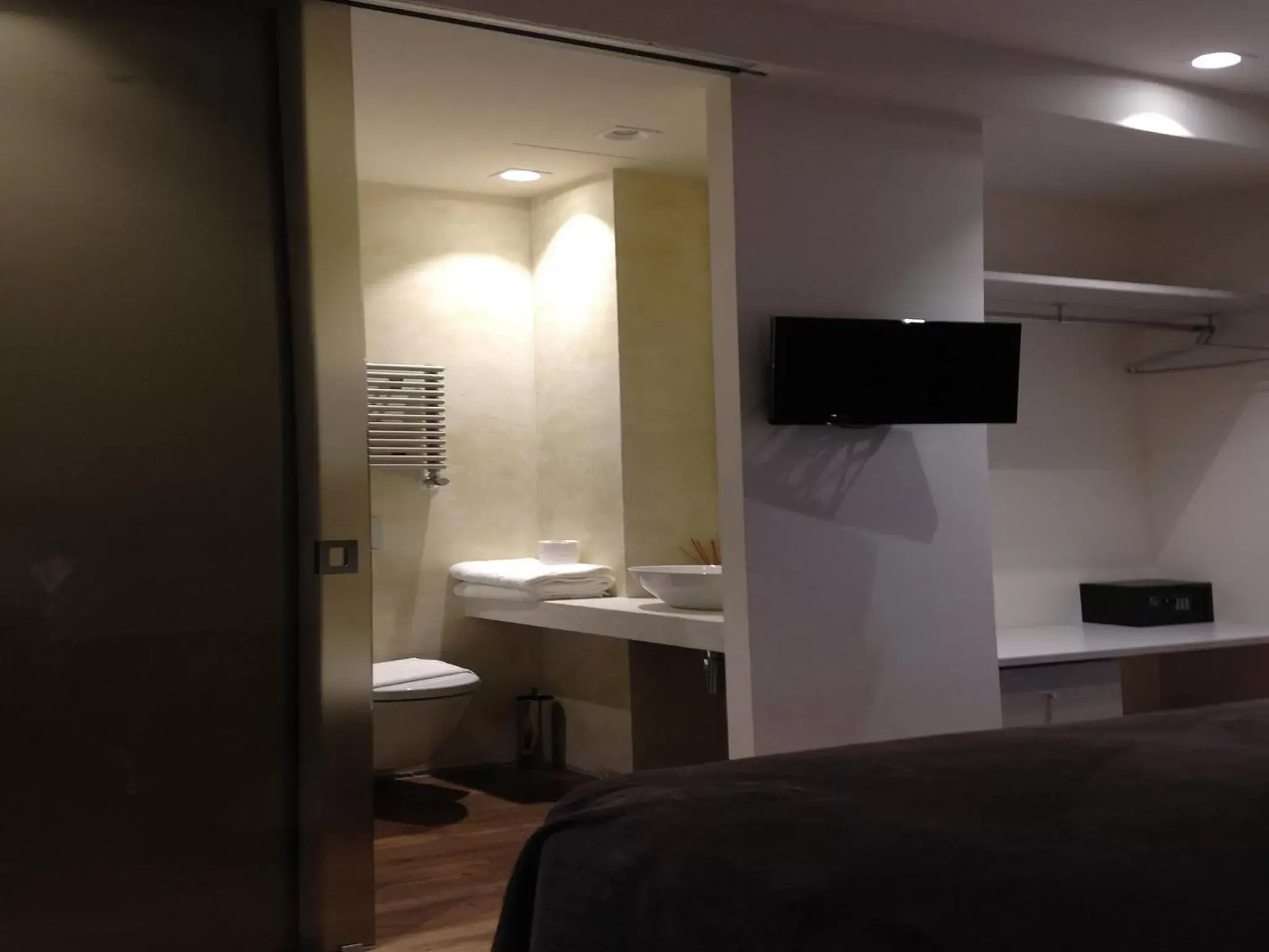 Bathroom, TV/Entertainment Center in Bell Suite Hotel