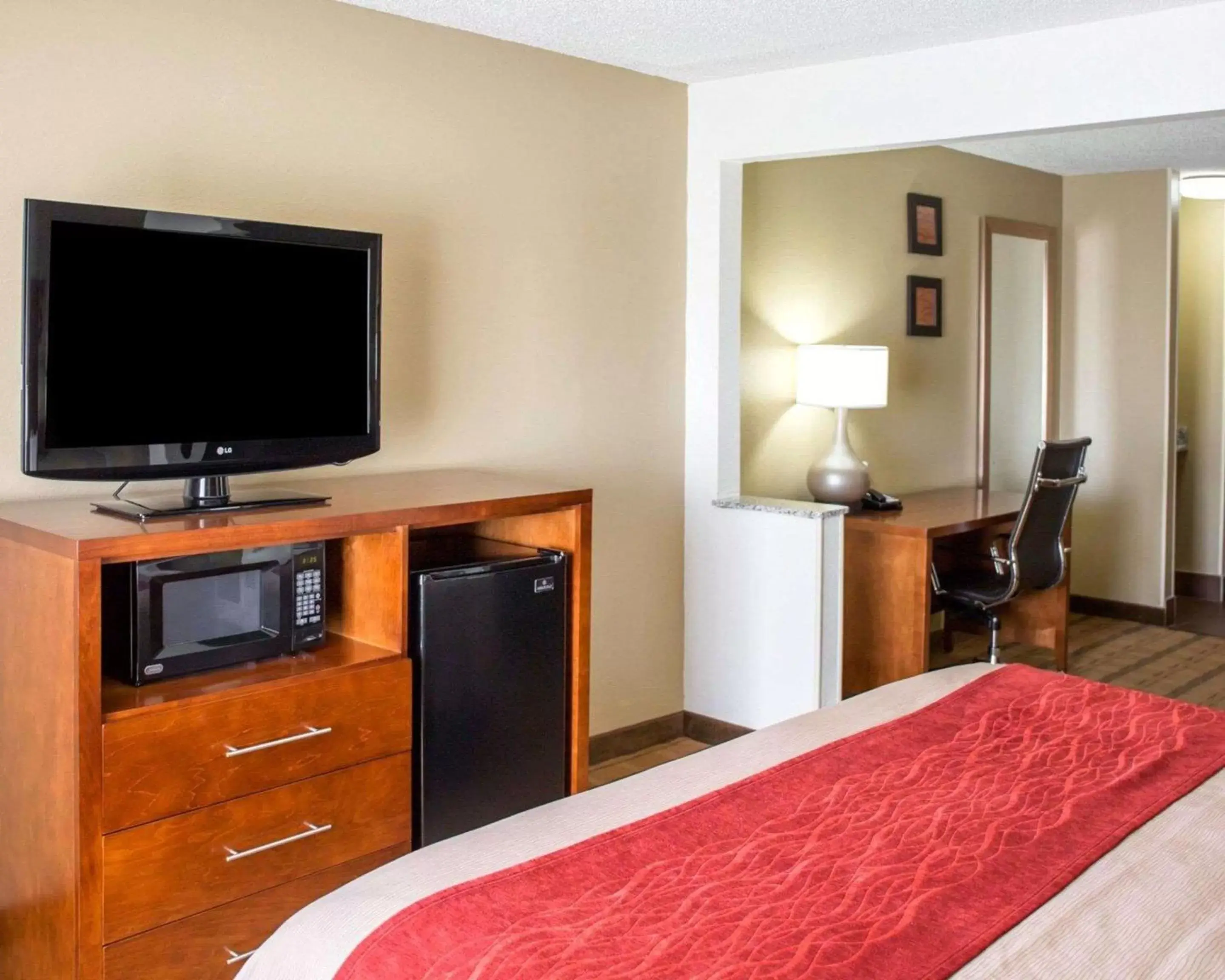 Bedroom, TV/Entertainment Center in Comfort Inn & Suites Coralville - Iowa City near Iowa River Landing