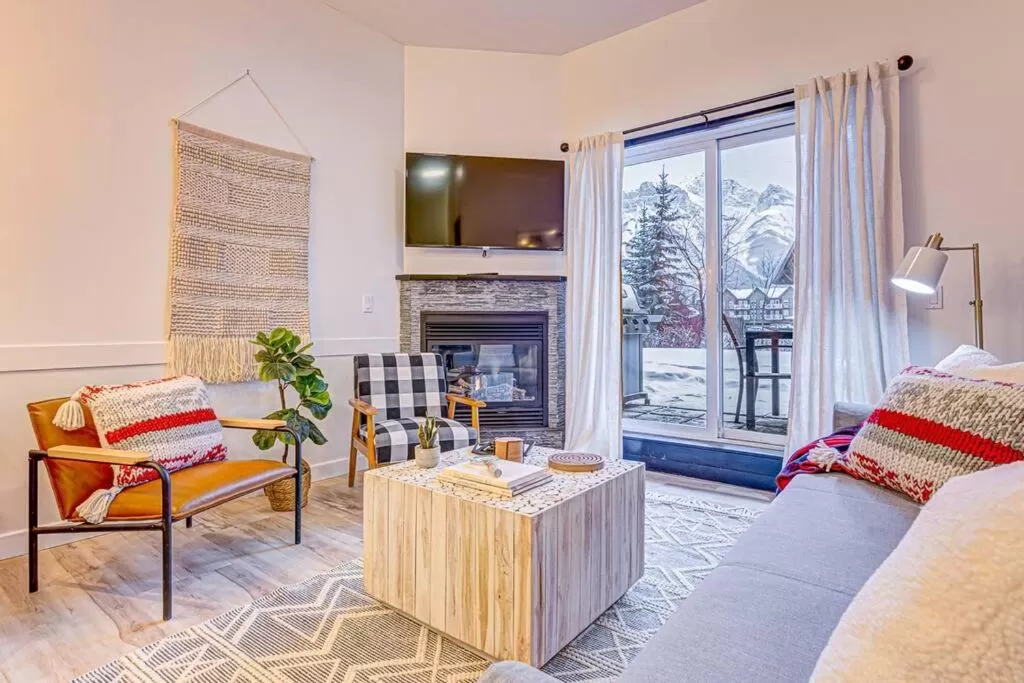Living room, Bed in Mountain Retreat, Pool & Hot Tub, BBQ, Patio, King Bed, Sleeps 6!