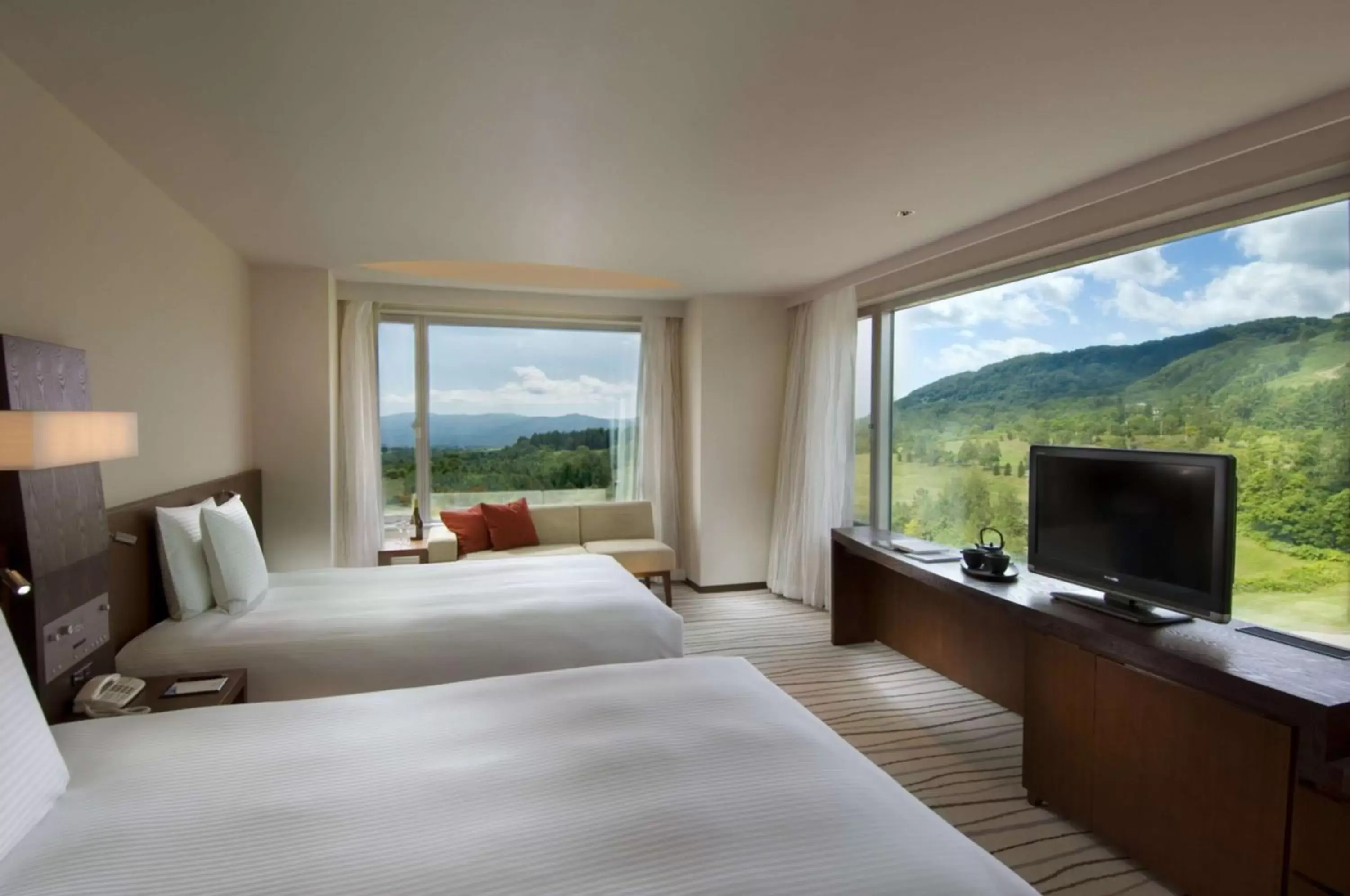 Bed, TV/Entertainment Center in Hilton Niseko Village