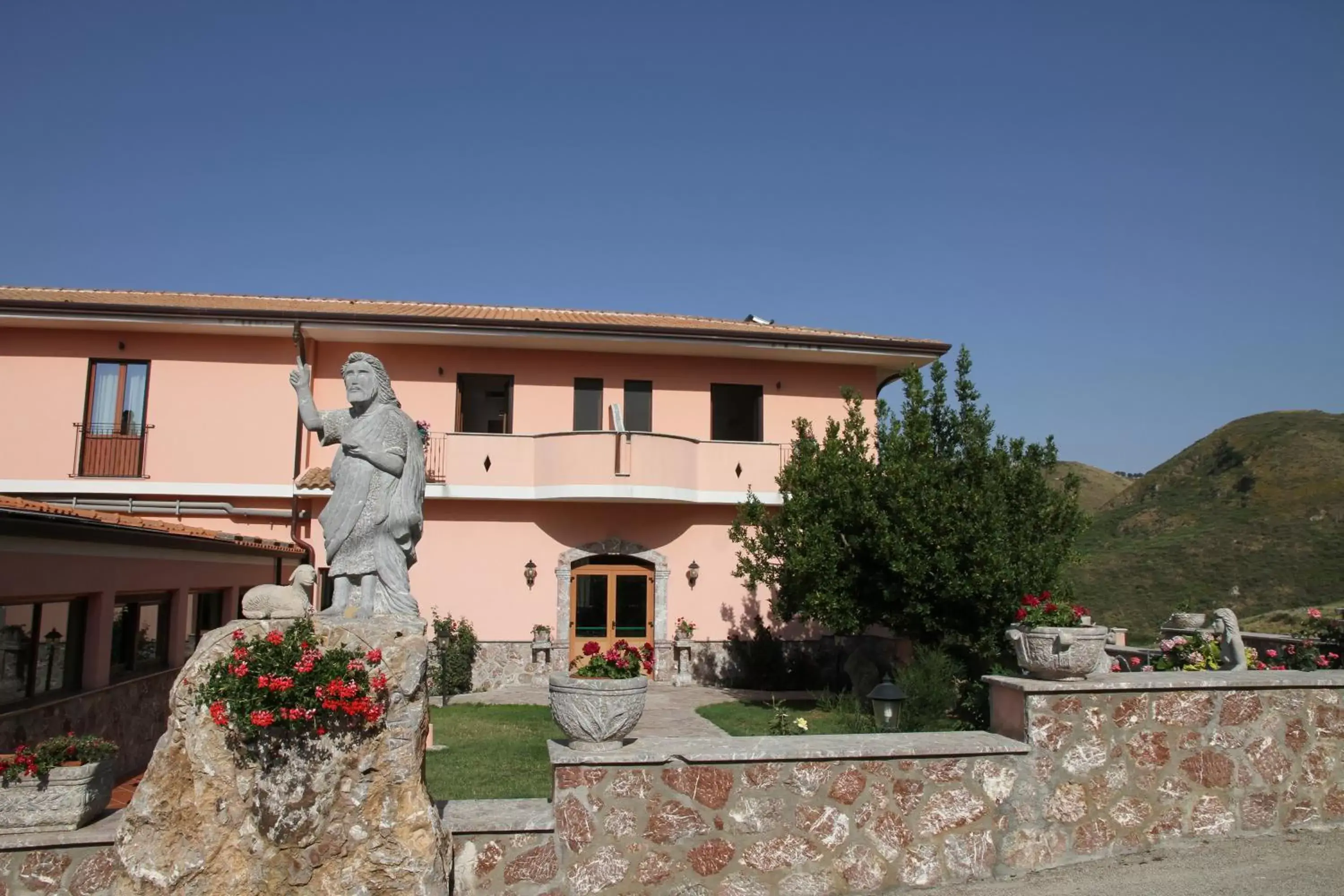 Property Building in Monte San Giovanni-Nebrodi Rooms