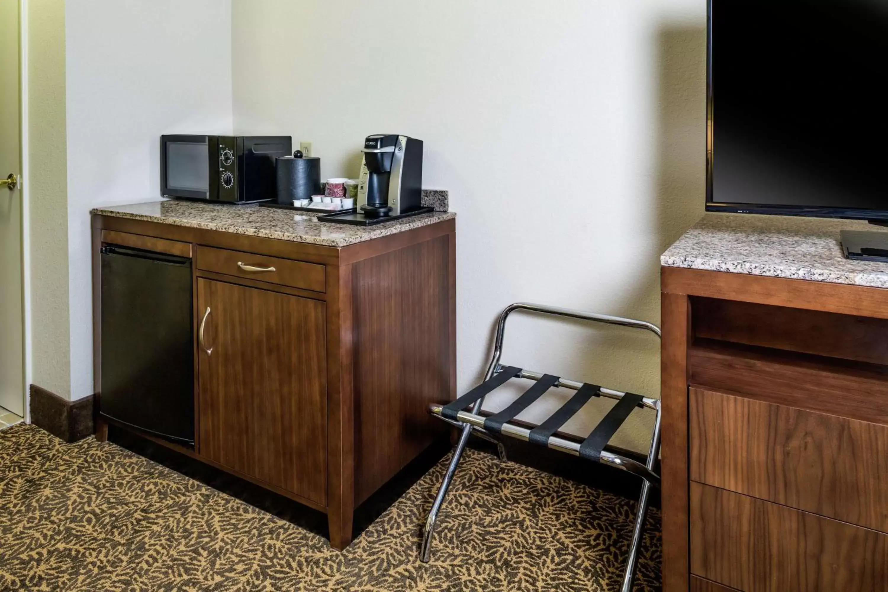 Kitchen or kitchenette, TV/Entertainment Center in Hilton Garden Inn Richmond Innsbrook