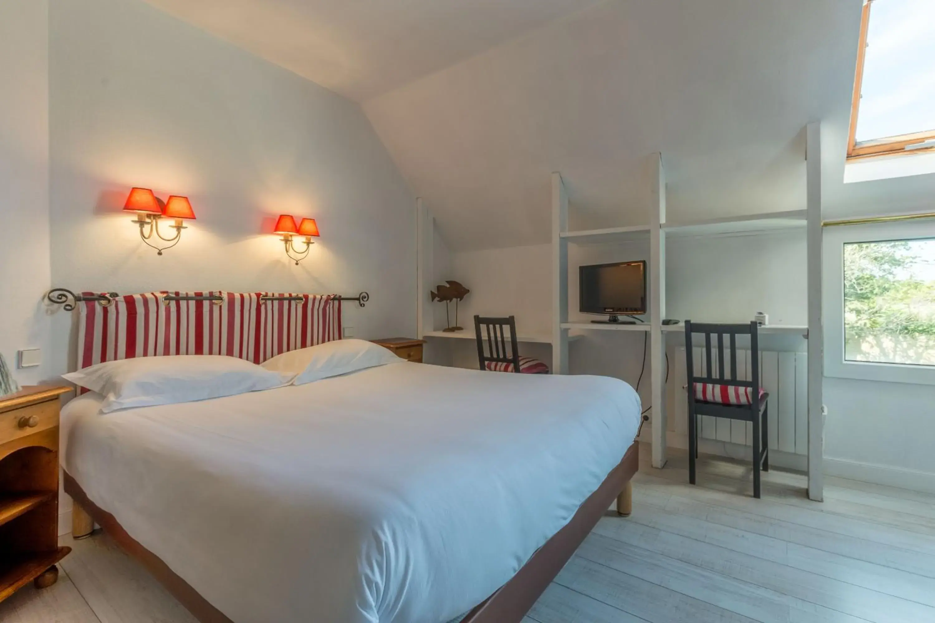 Bedroom, Bed in Hotel Le Clos Fleuri