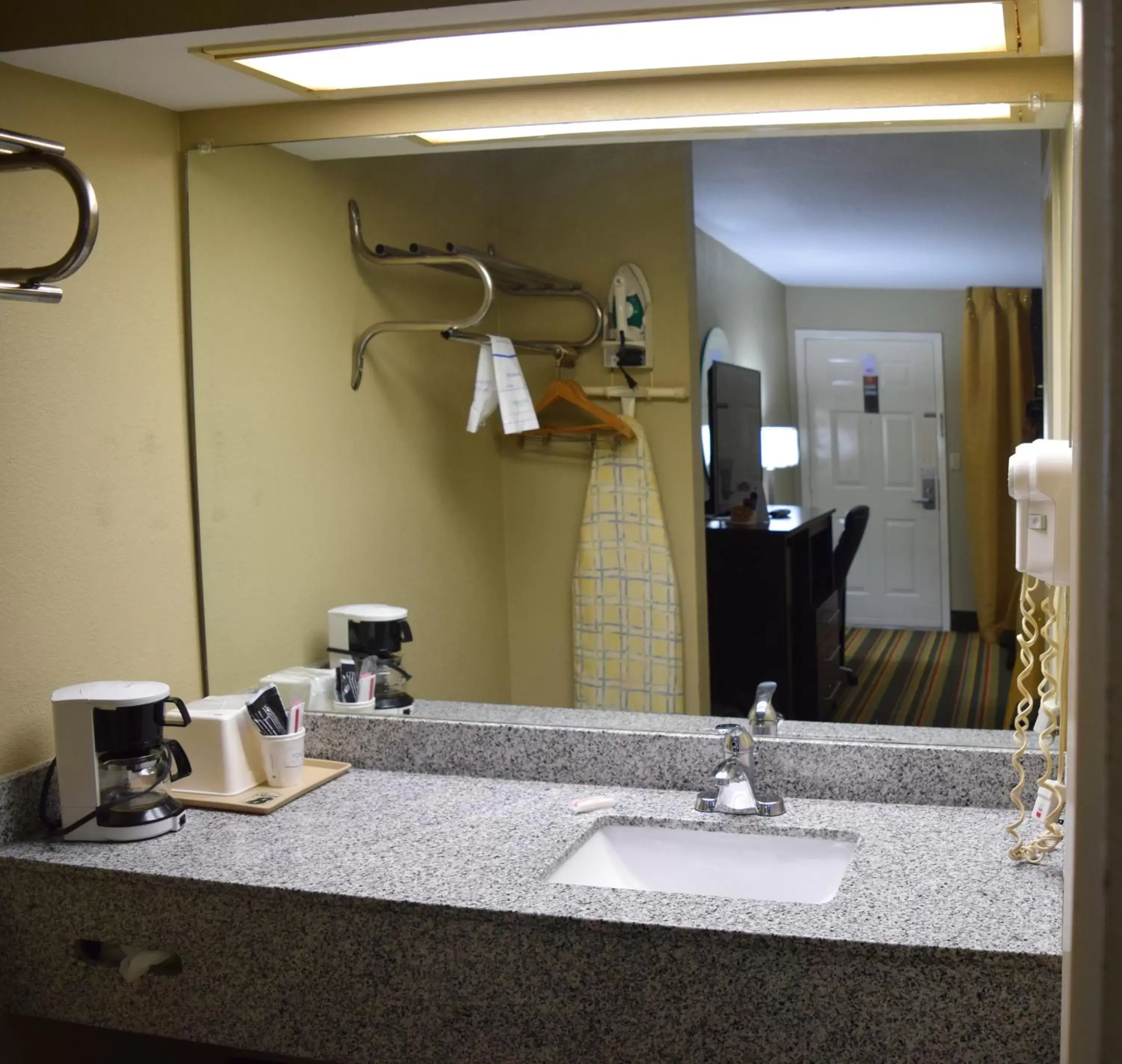 Coffee/tea facilities, Bathroom in Super 8 by Wyndham Paragould