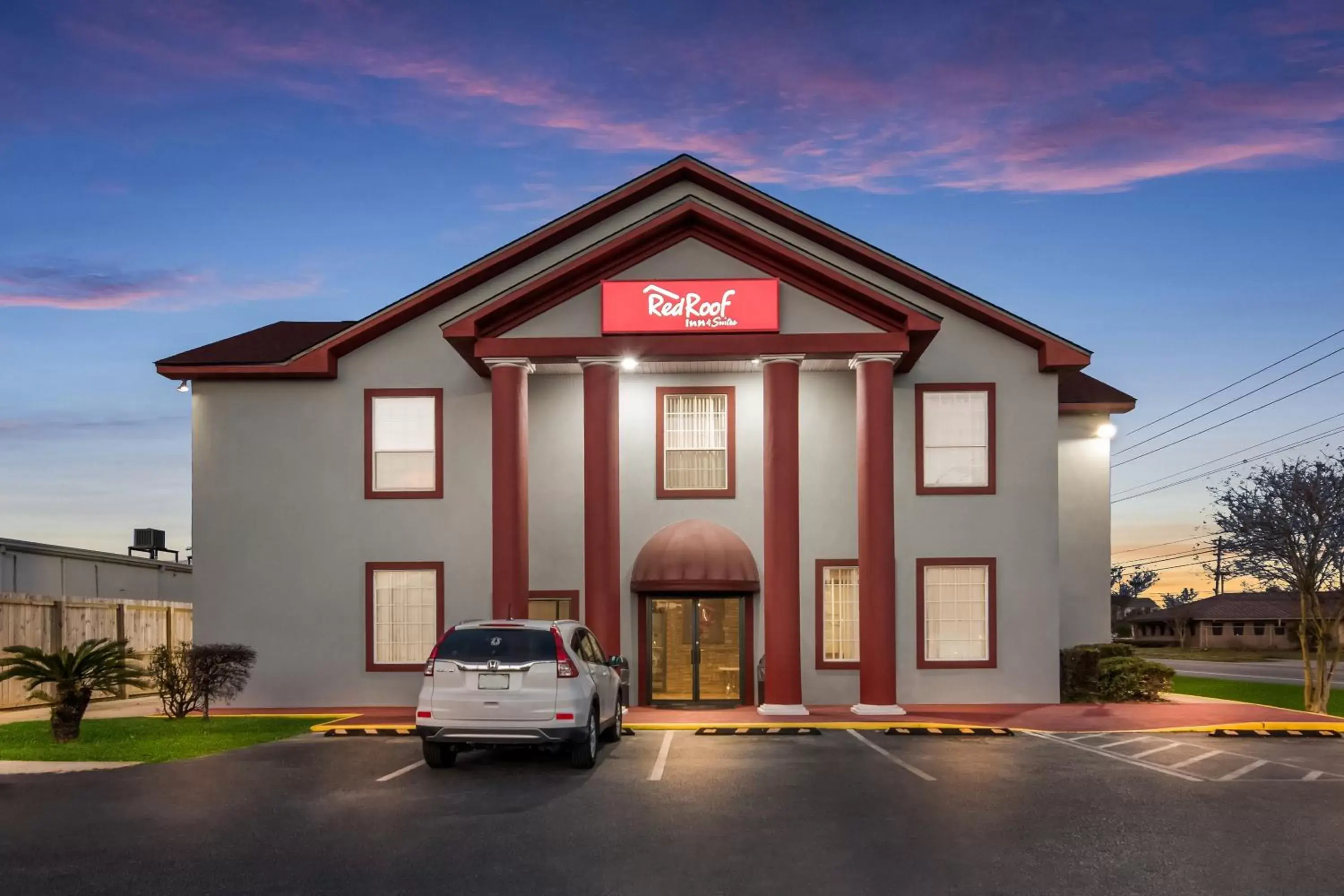 Property building in Red Roof Inn & Suites Pensacola-NAS Corry Property building in Red Roof Inn & Suites Pensacola-NAS Corry
