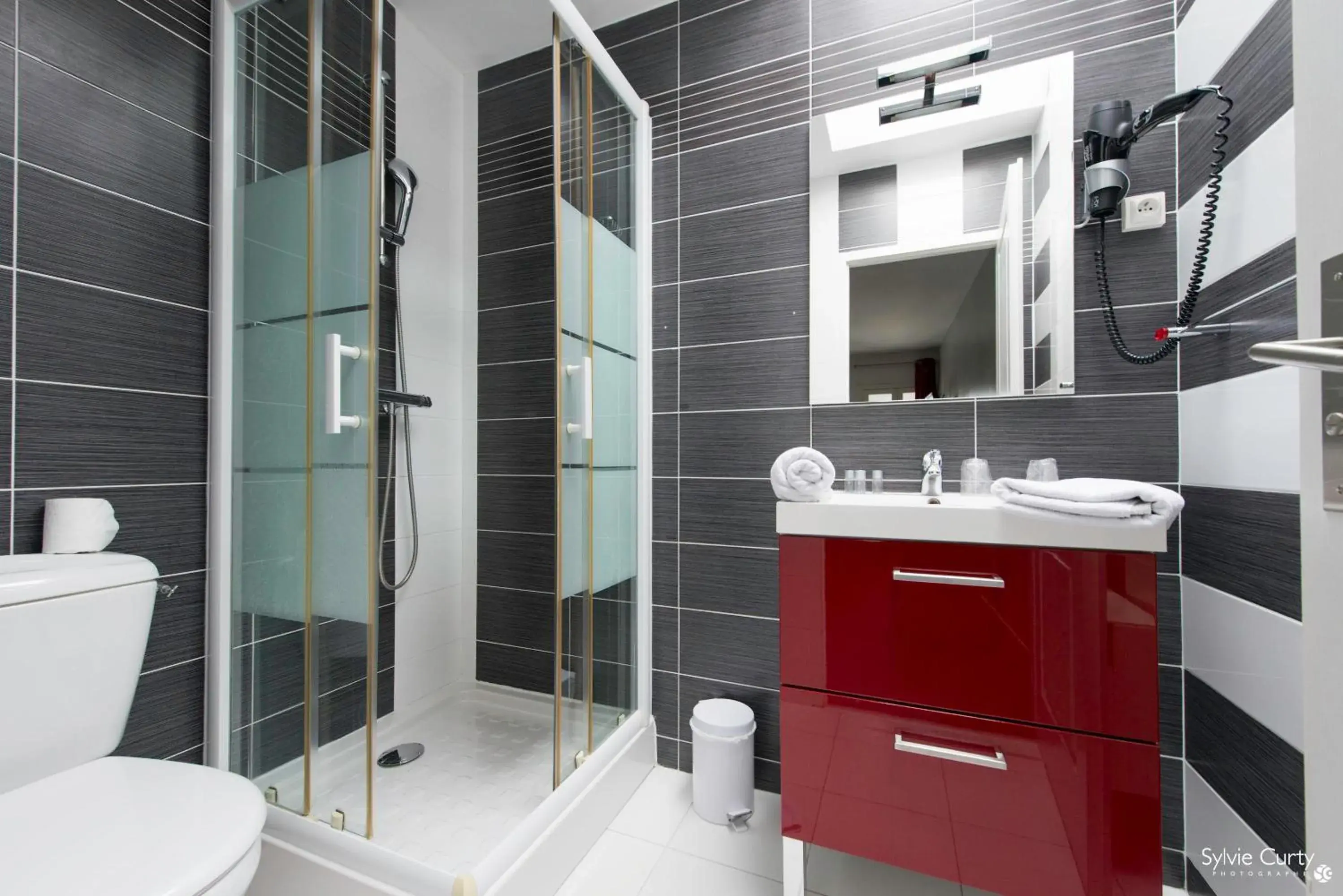 Shower, Bathroom in Un Hotel sur le Port