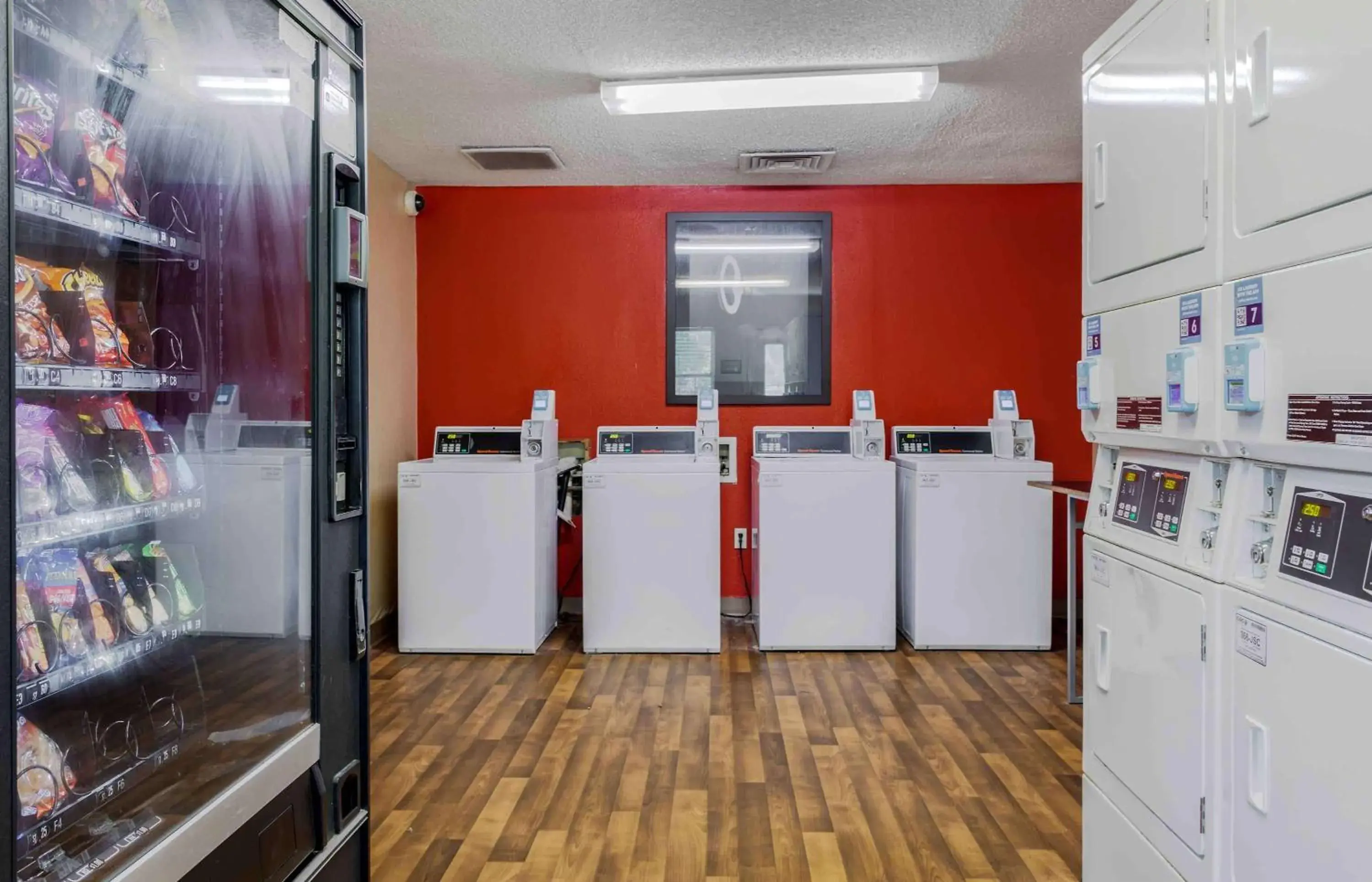 Property building in Extended Stay America Select Suites - Chattanooga - Airport Property building in Extended Stay America Select Suites - Chattanooga - Airport